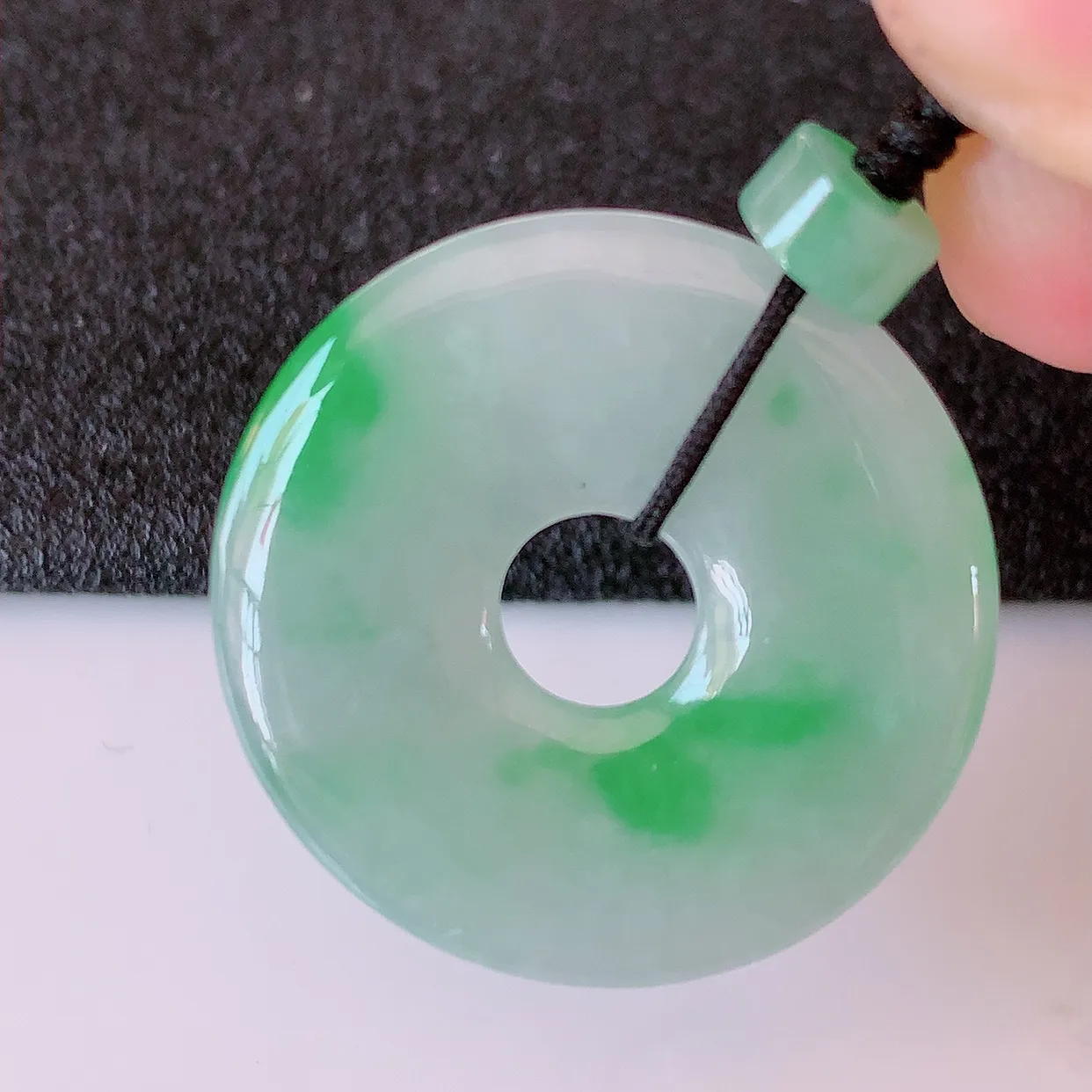 自然光实拍，冰种飘绿翡翠平安扣吊坠，冰透，灵动飘逸，寓意平平安安，平安扣佩戴端庄漂亮！#41.7