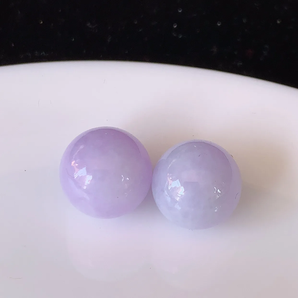 自然光实拍，紫罗兰翡翠一对圆珠，转运珠吊坠，寓意“时来运转，财源滚滚” 寓意佳，荧光灼灼，转运珠佩戴时尚优雅！#05.7尺寸11.2