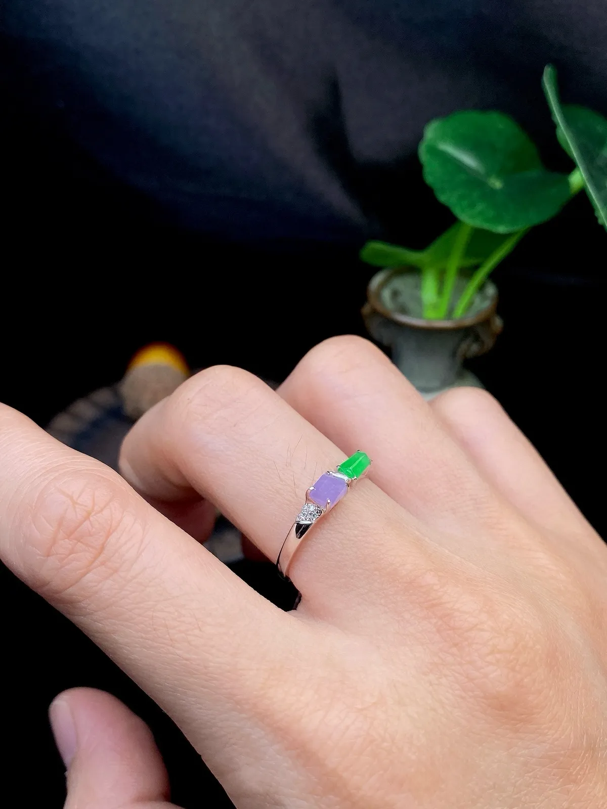 【冰种紫绿随形戒指】质地细腻，饱满度很好，晶莹剔透，18k金钻镶嵌，裸石尺寸5*3.4*3毫米