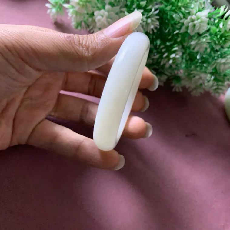 51.5圈口和田玉羊脂白手镯【挽间柔情】，镯型古朴典雅。在诗情画意的雨巷相遇，你是我腕间的一抹风情，有你眸有深情.清风荡漾湖间静水，我愿俯身低眉，在烟波涟漪处寻你