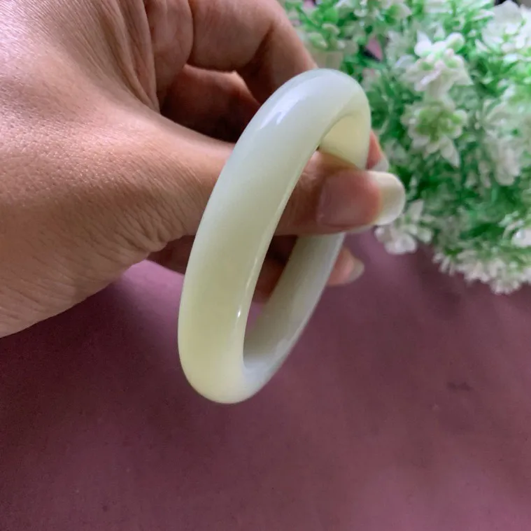 57圈口和田玉晴水色宽条手镯，精品白玉手镯，【挽间柔情】，镯型古朴典雅。在诗情画意的雨巷相遇，你是我腕间的一抹风情，有你眸有深情.清风荡漾湖间静水，我愿俯身低眉，在烟波涟漪处寻你