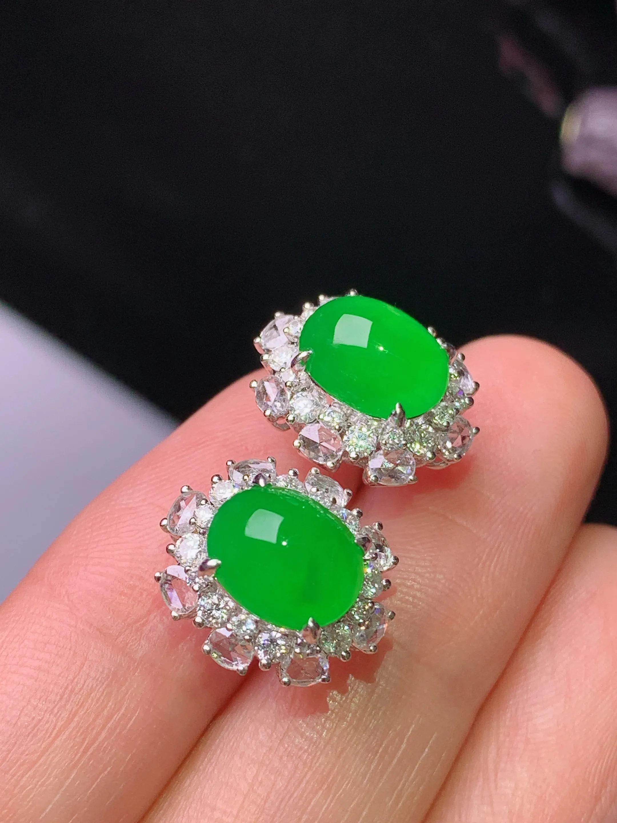 18k金钻镶嵌满绿蛋面耳钉 玉质细腻 水润亮眼 色泽艳丽 整体尺寸13.8*12.3*9.5