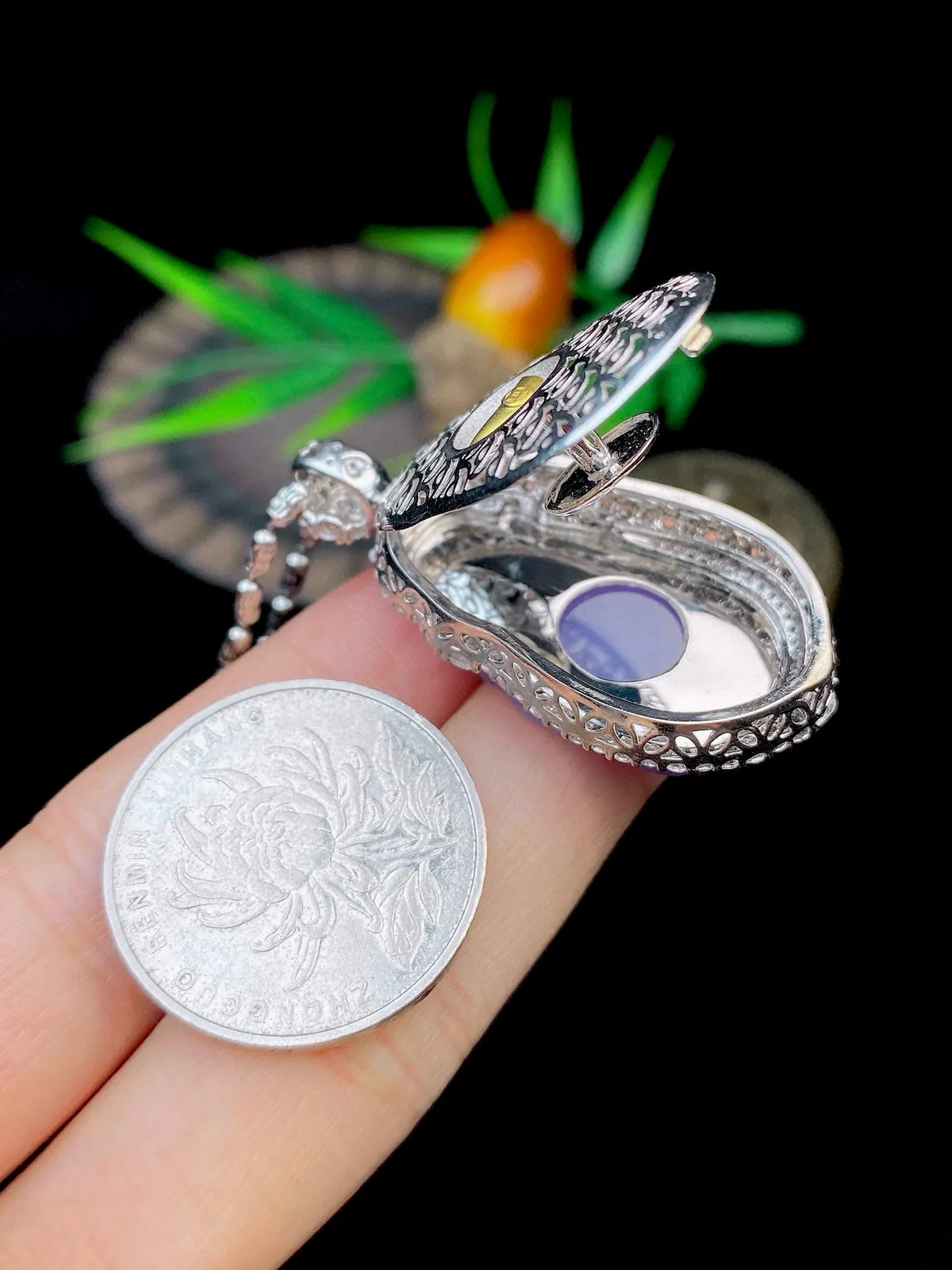 【冰种紫罗兰财神】质地细腻，工艺很好，饱满圆润，笑口常开，18k金钻镶嵌，裸石尺寸28.7*16.7*3.2毫米