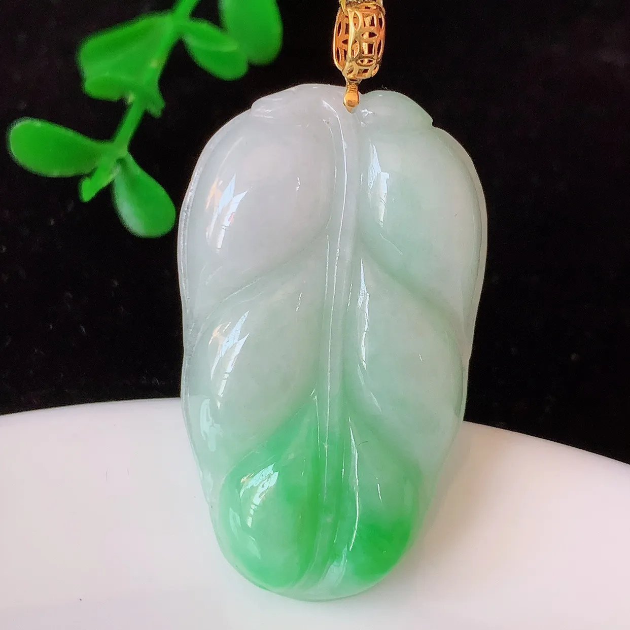 18K金镶嵌飘绿翡翠叶子吊坠 ，种水足，色泽清新，工艺精湛，叶子寓意美好；金枝玉叶，事业有成。#35.7