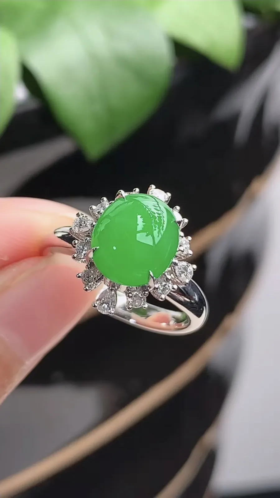 a货翡翠老坑冰种18K金伴钻镶嵌阳绿蛋面戒指 圈口17.4裸石尺寸9.5×8mm 重量4.14g 1209