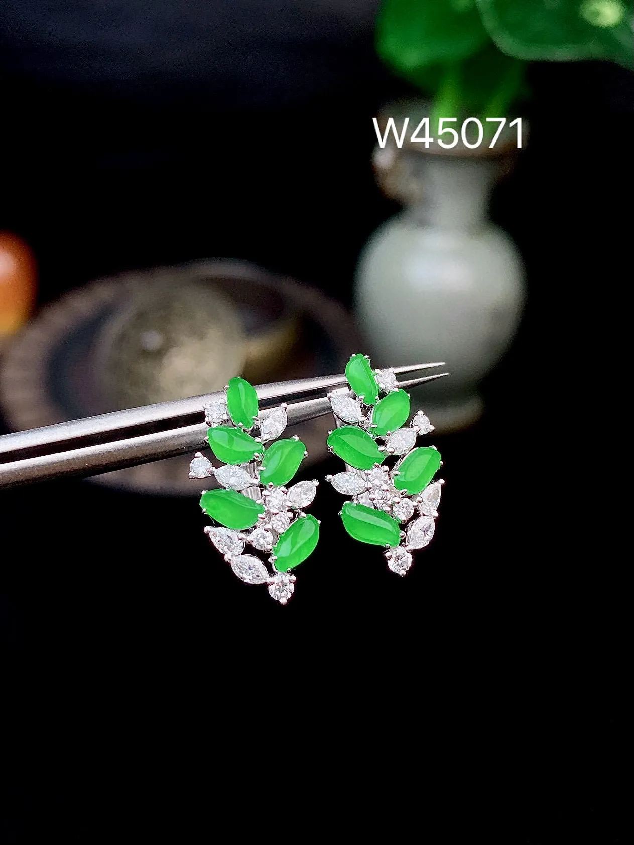 【冰种满绿随形耳钉】种水上乘，阳绿色泽，纯净通透，收藏品质，18k金钻豪华镶嵌，裸石尺寸4.7*2.