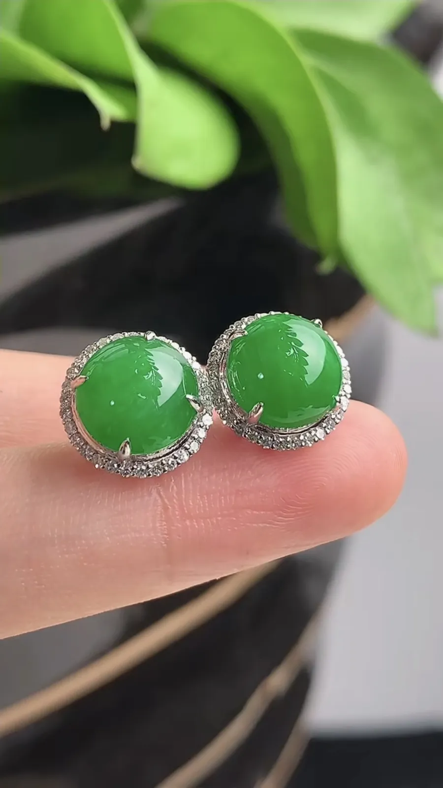 a货翡翠老坑冰种18K金伴钻镶嵌阳绿蛋面耳钉 尺寸9mm 重量3.40g 1208