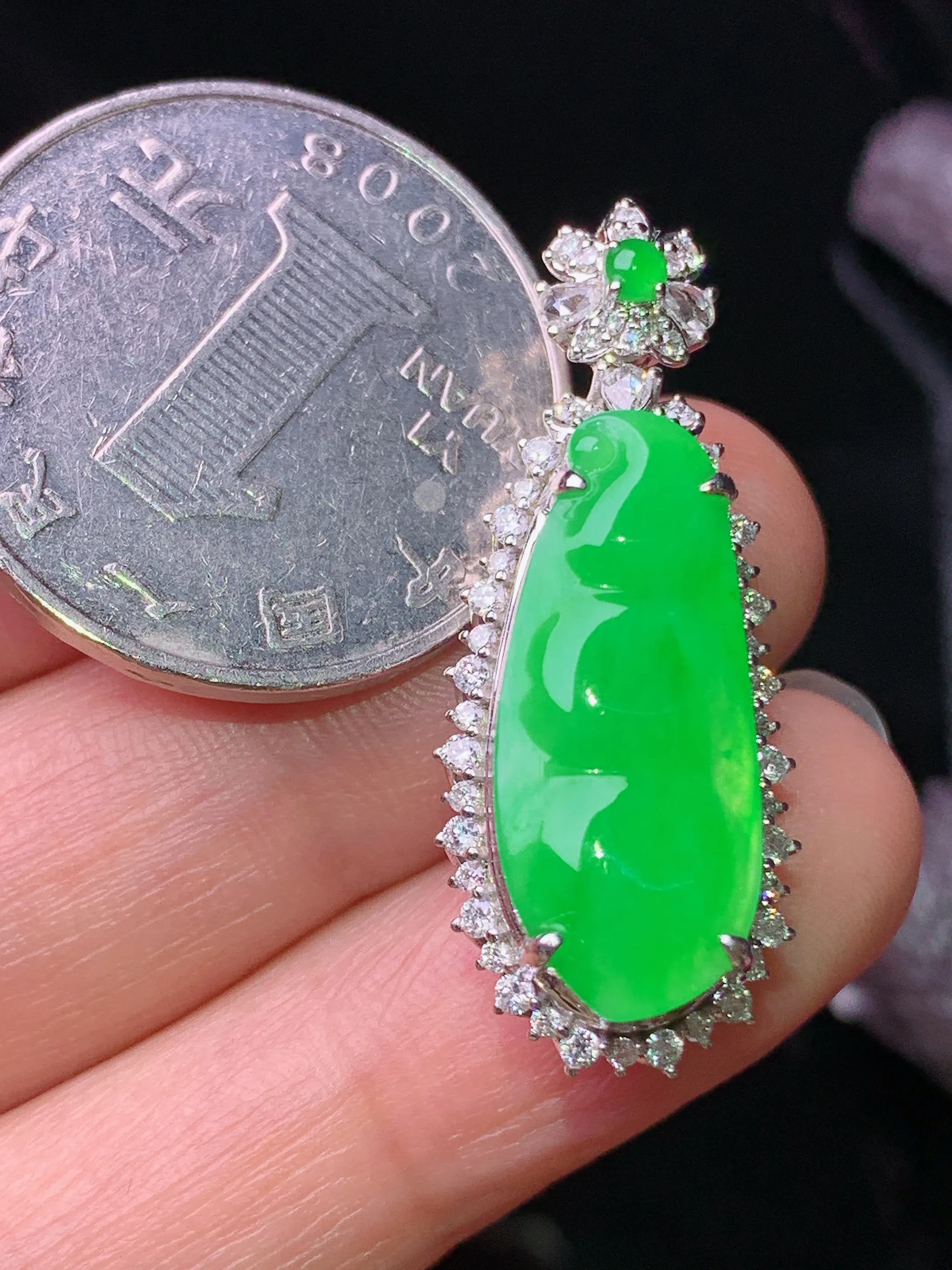 18k金钻镶嵌满绿四季豆吊坠 玉质细腻 水润亮眼 色泽艳丽 整体尺寸32.5*13*10.2