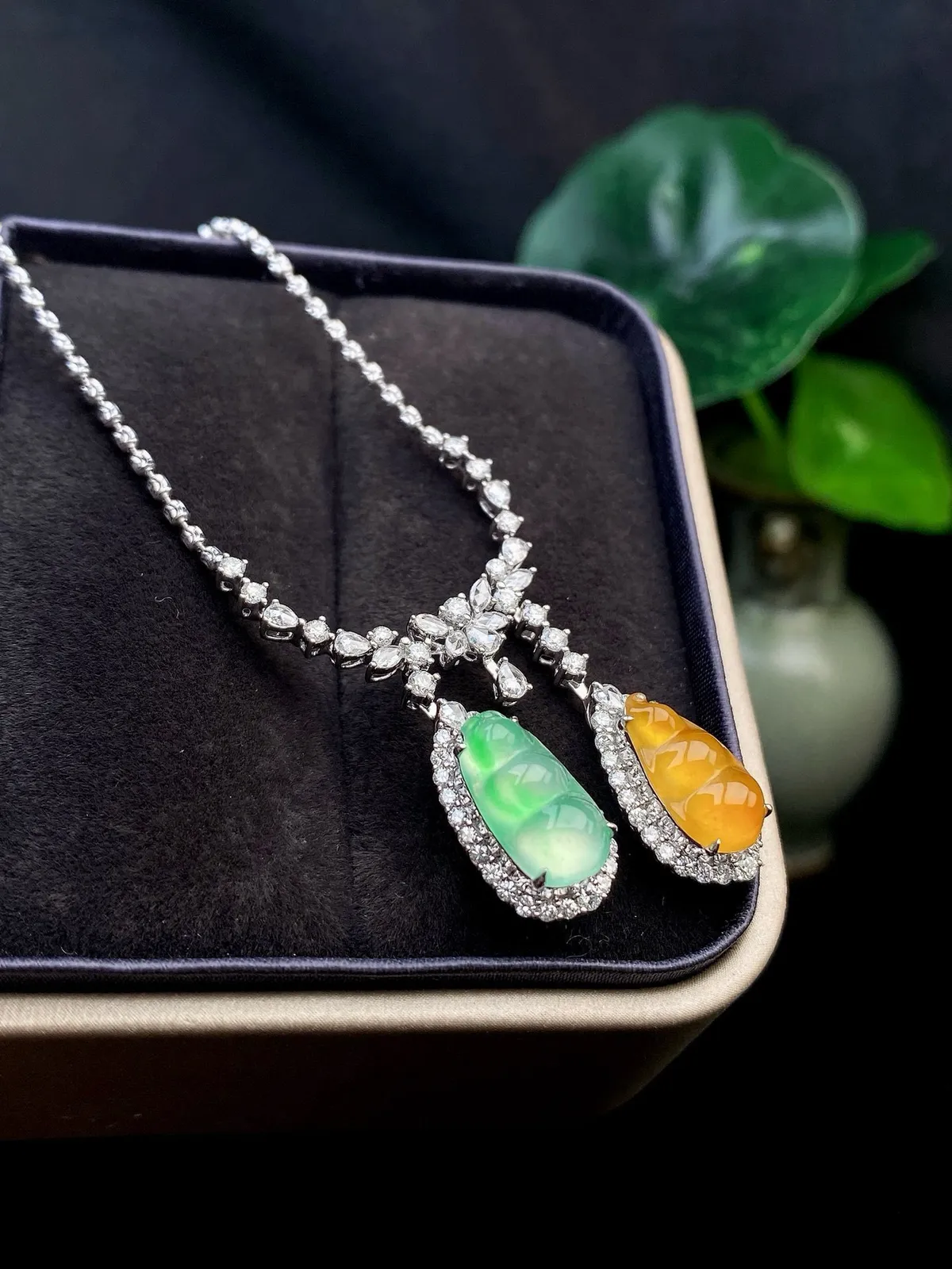 【冰种黄翡满绿福豆镶嵌吊坠】质地细腻，冰感十足，晶莹透亮，18K金钻镶嵌，裸石尺寸12.1*6.7