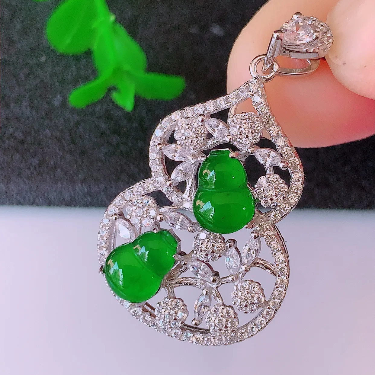 冰透满绿翡翠925银镶嵌葫芦吊坠，自然光实拍，翠色灵动，颜色漂亮，种老水足，品相佳，佩戴佳品！#97.7整体35*20*7.5裸石8*5.8