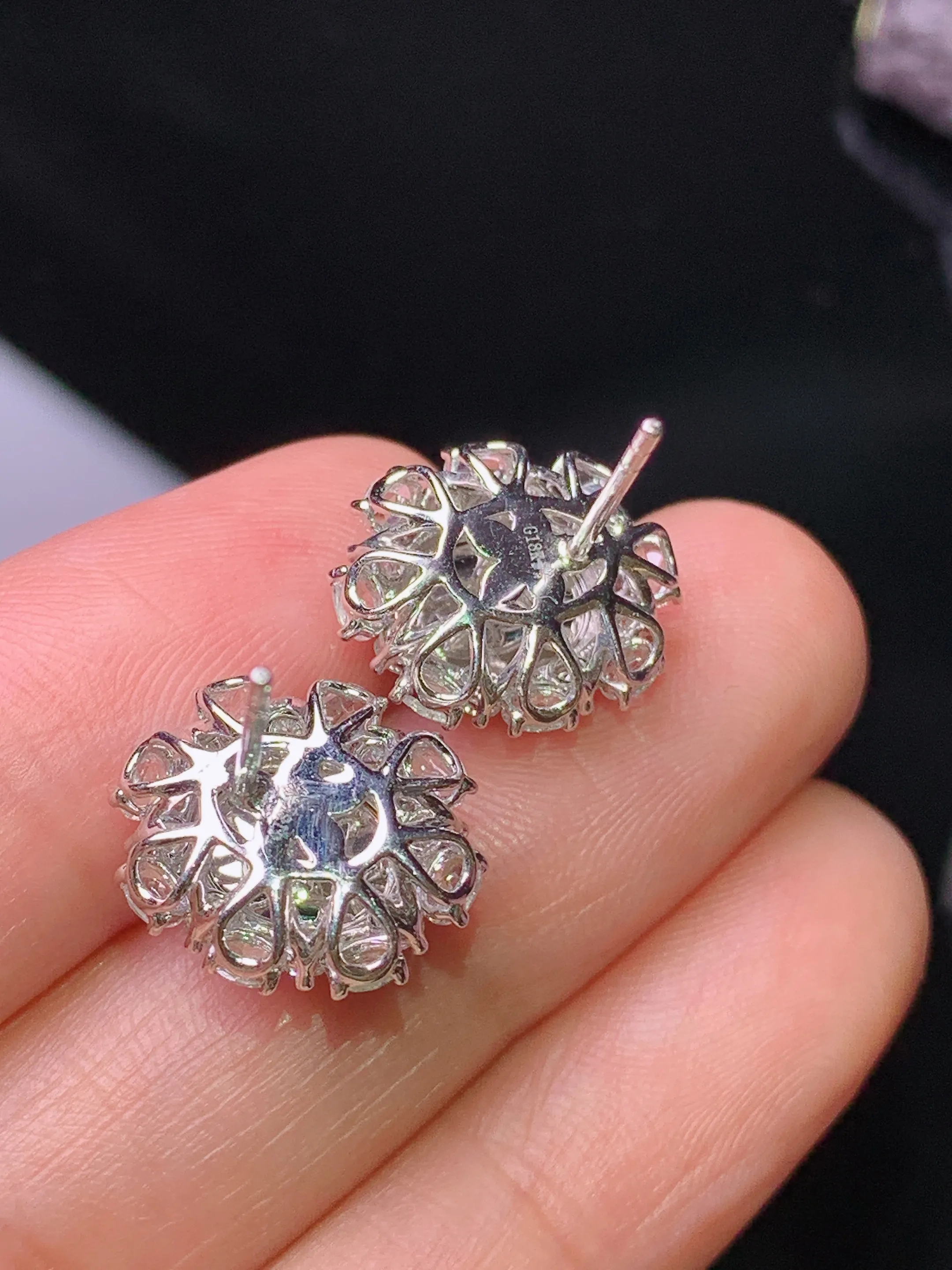 18k金钻镶嵌满绿蛋面耳钉 玉质细腻 水润亮眼 色泽艳丽 整体尺寸13.8*12.3*9.5