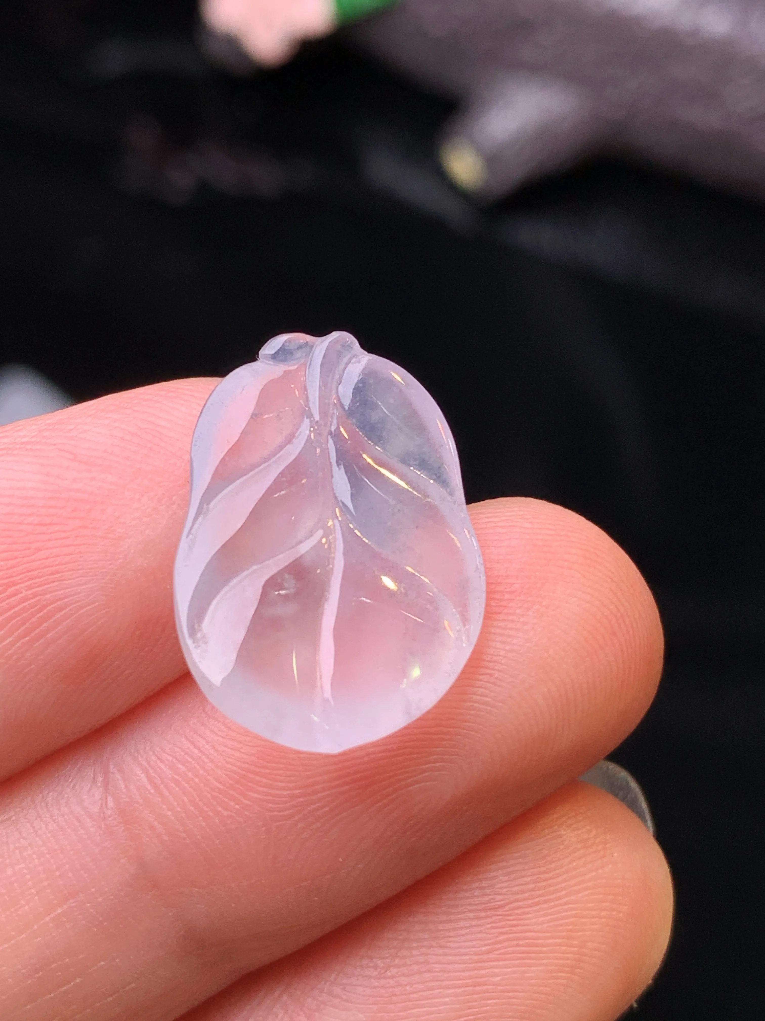 冰种树叶吊坠 玉质细腻 水润亮眼 色泽艳丽 整体尺寸18*12.6*3.9