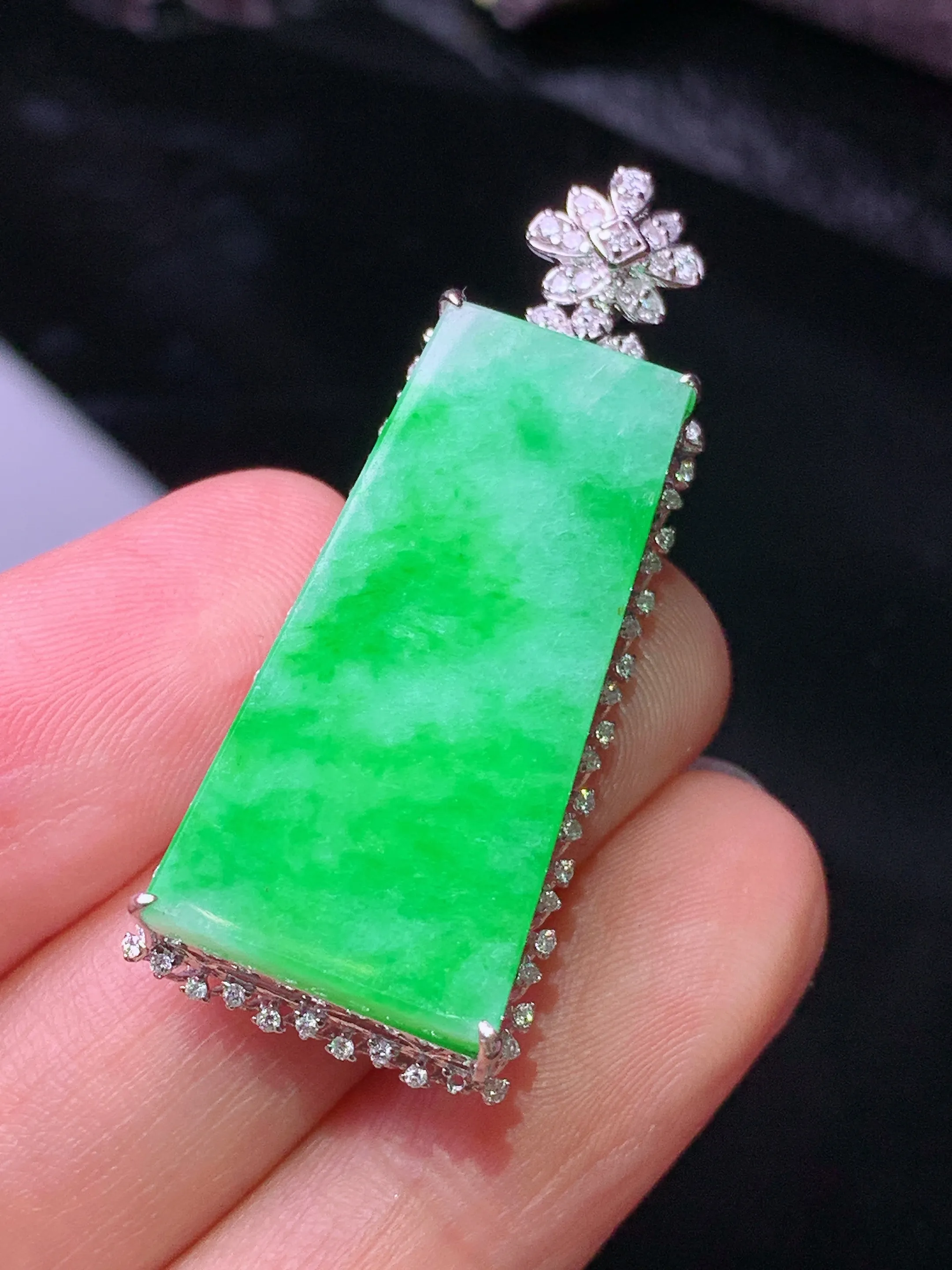 18k金钻镶嵌翠绿无事牌吊坠 玉质细腻 水润亮眼 色泽艳丽 整体尺寸42.5*16.6*8.8