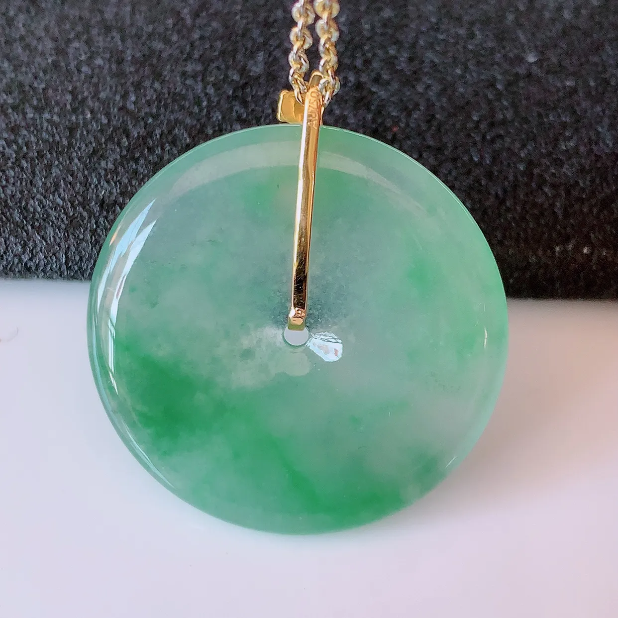 自然光实拍，18K金镶嵌冰种飘花翡翠平安扣吊坠，冰透，灵动飘逸，寓意平平安安，平安扣佩戴端庄漂亮！#41.7整体28*25*5.5裸石25*25