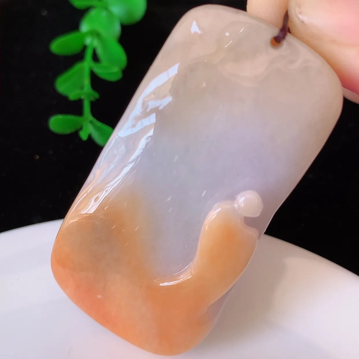 自然光实拍，特色黄翡双彩翡翠悟道吊坠。悟道寓意“祥和，安宁，吉祥，幸福”，质地相当细腻，意境化设计雕