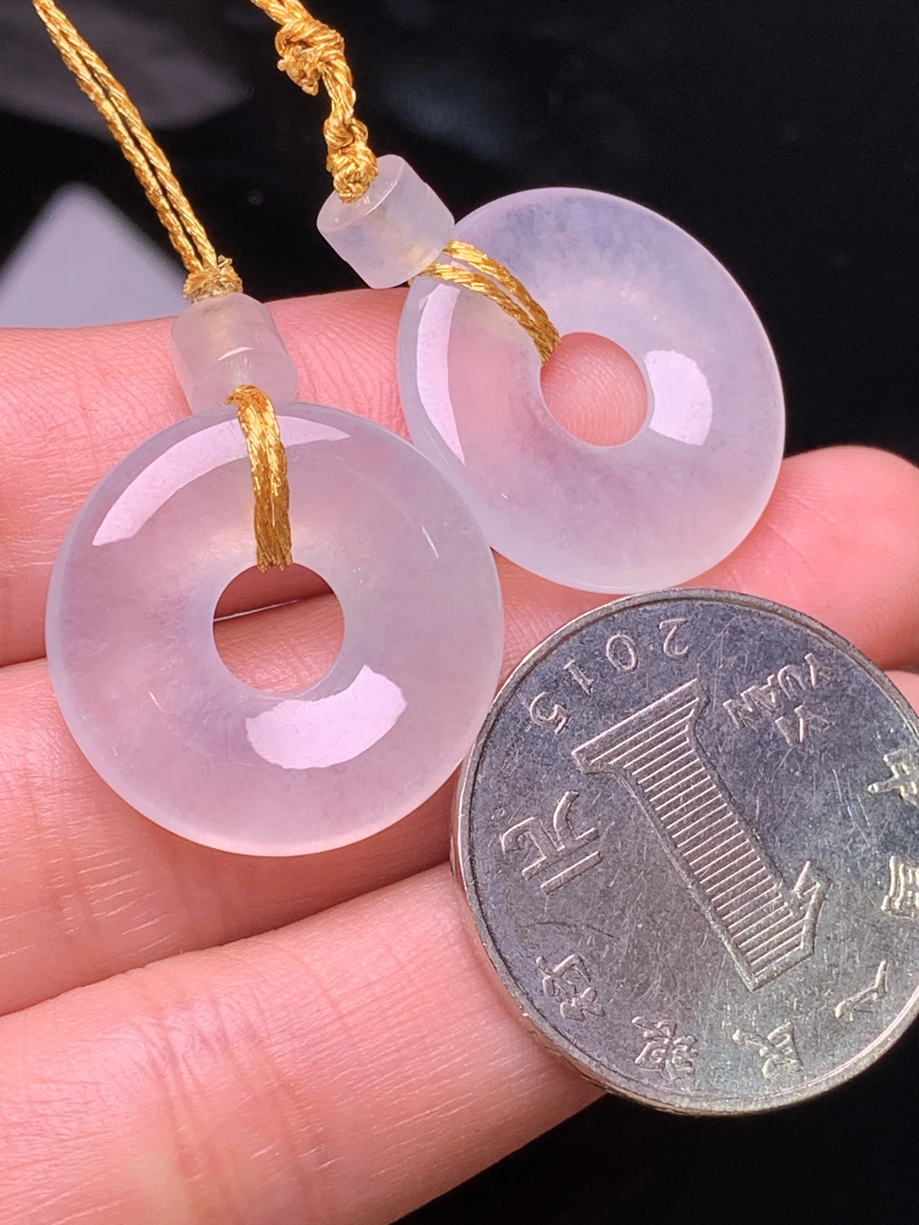 冰种平安环一对 玉质细腻 水润亮眼 色泽艳丽 整体尺寸20.8*4.2