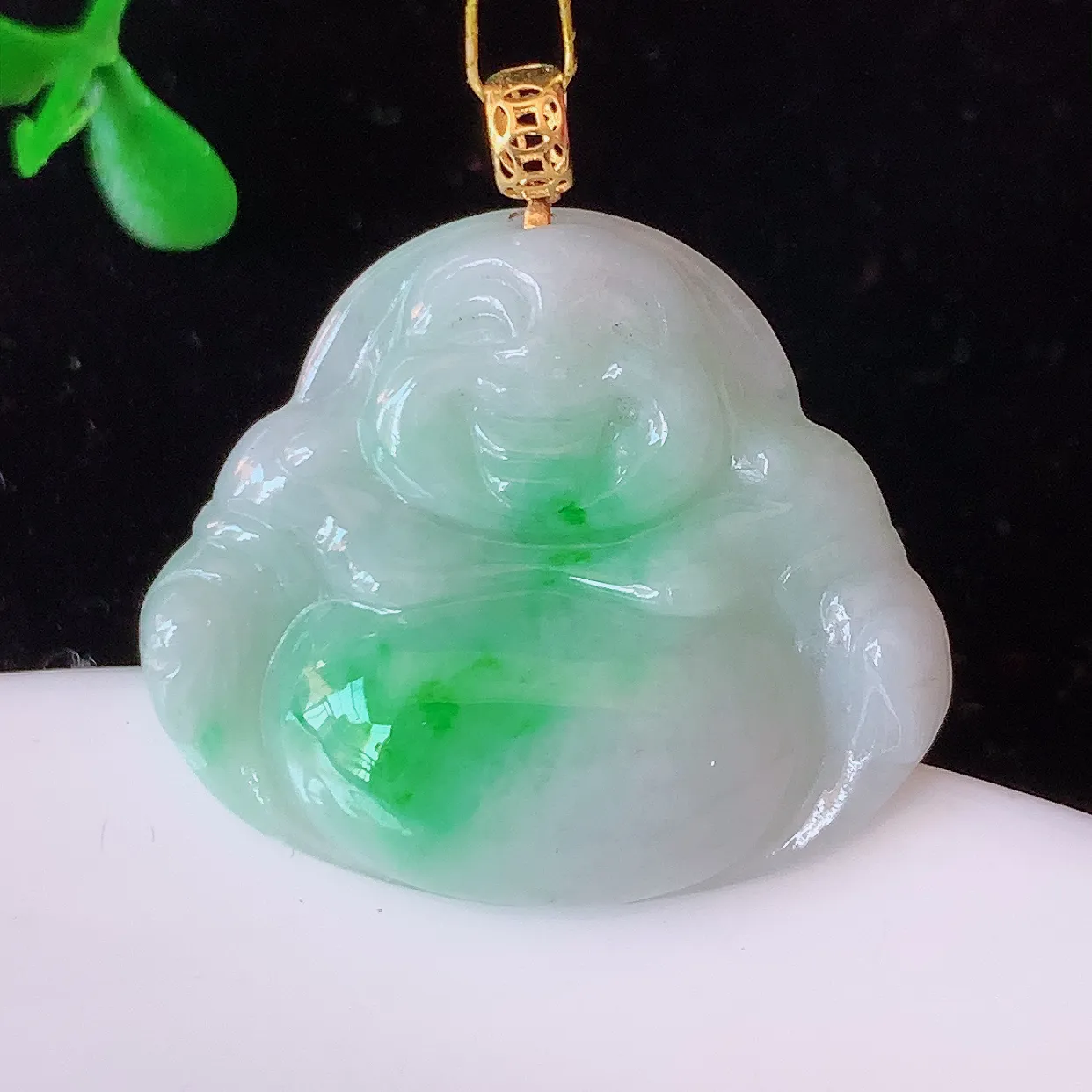 18k金镶嵌冰润飘绿翡翠佛公吊坠，款式新颖，佩戴效果时尚出众，尽显气质，水润精细，美感十足。#35.7