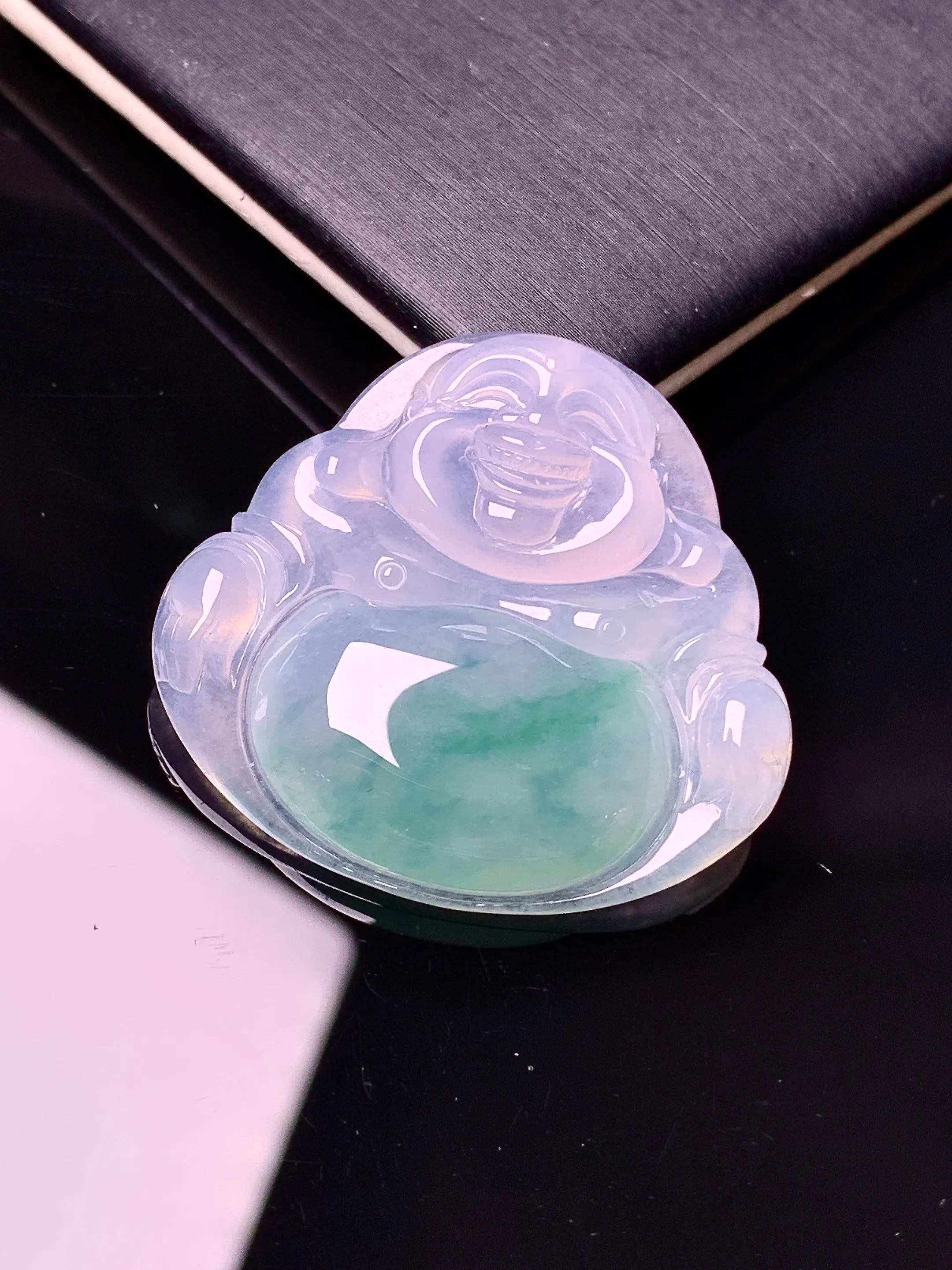 冰种飘绿佛公吊坠 玉质细腻 水润亮眼 色泽艳丽 整体尺寸32.2*34.5*6