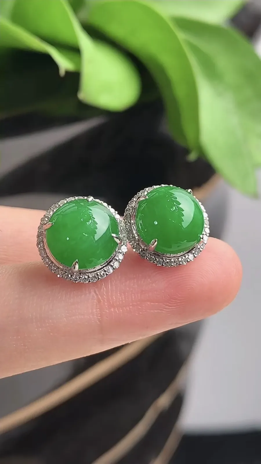 a货翡翠老坑冰种18K金伴钻镶嵌阳绿蛋面耳钉 尺寸9mm 重量3.40g 1208