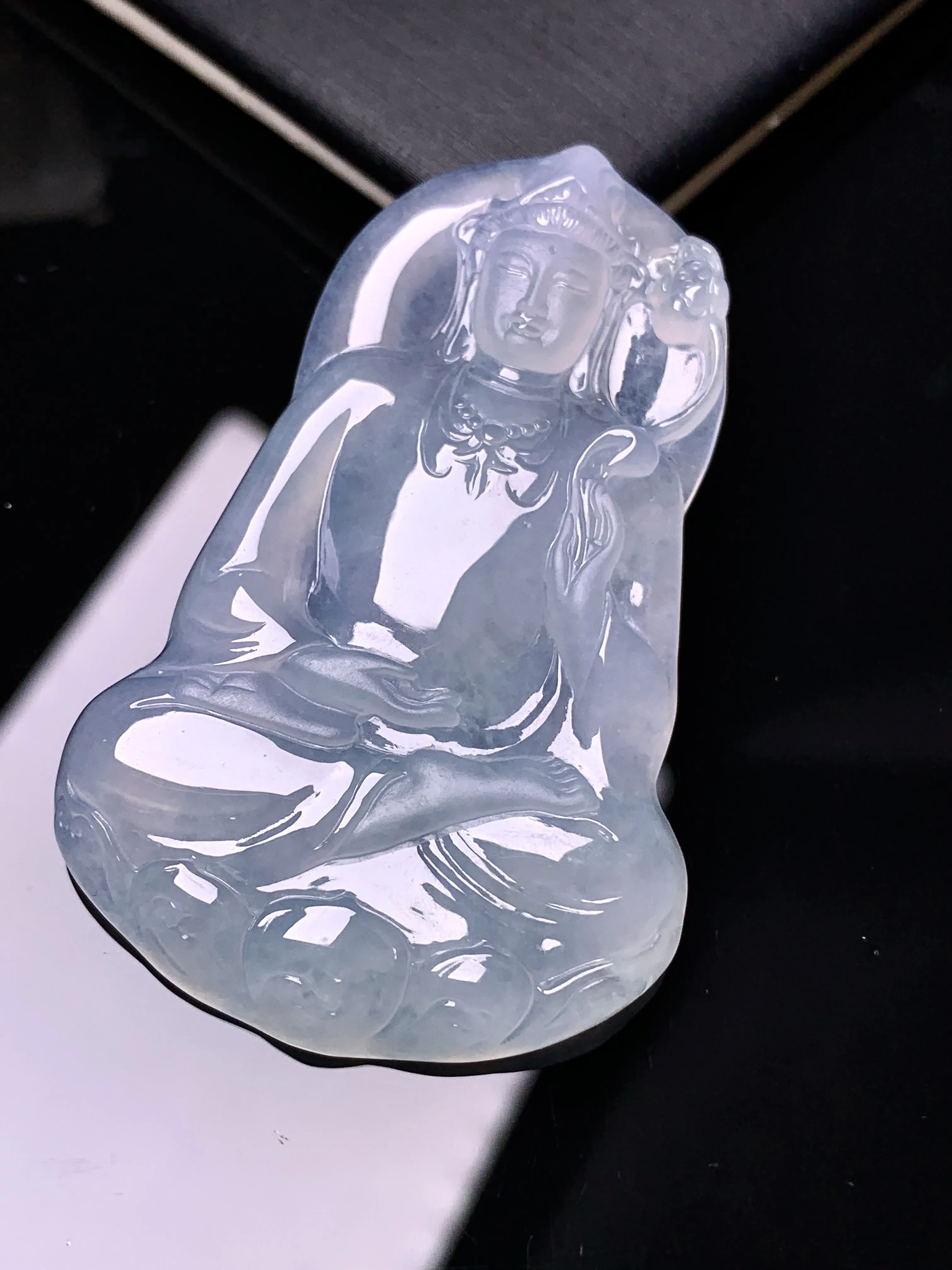 冰种观音菩萨吊坠 玉质细腻 水润亮眼 色泽艳丽 整体尺寸53.6*33.6*5.2