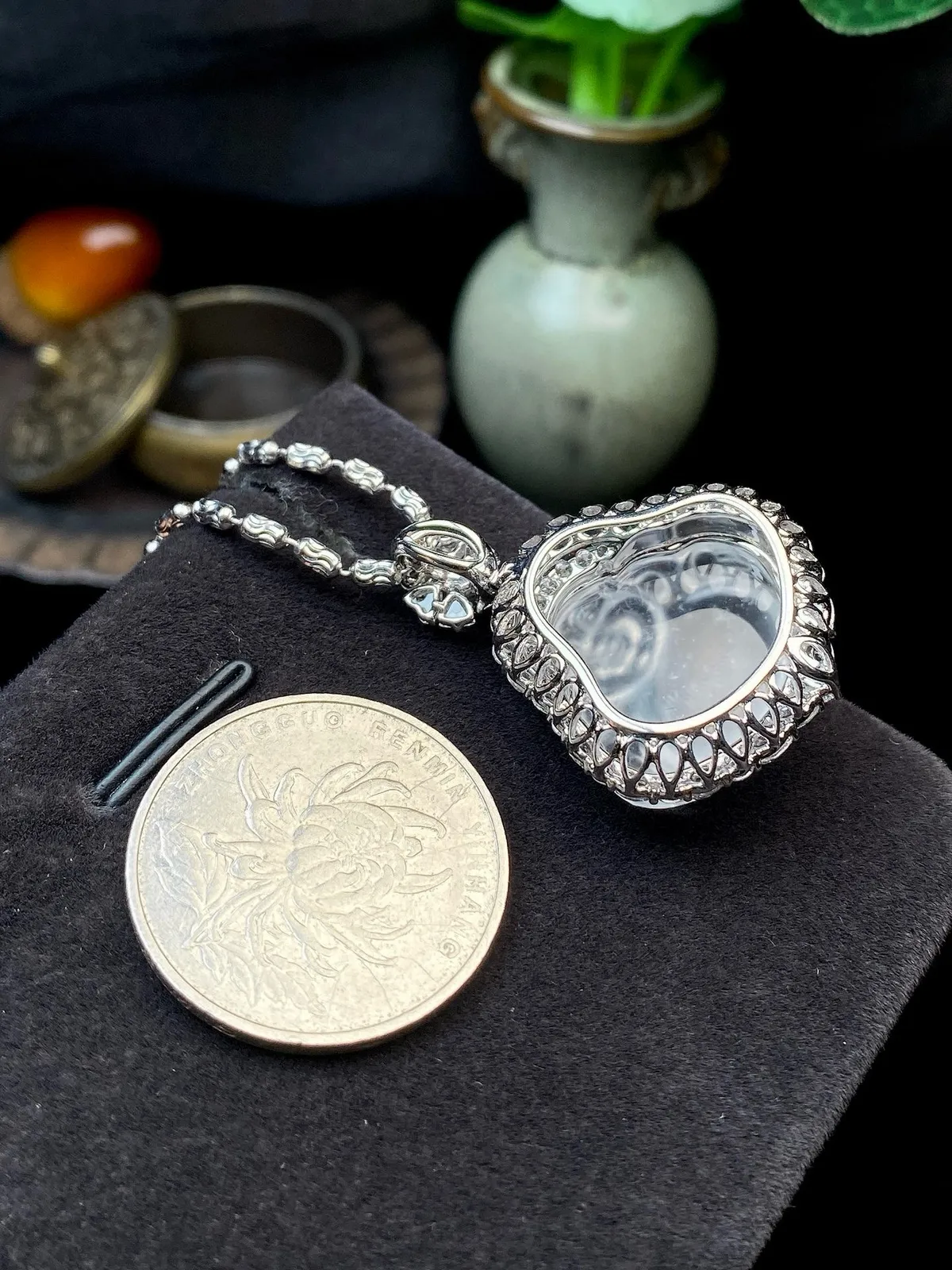 【冰种佛公吊坠】种水上乘，晶莹剔透，纯净通透，莹光感很强，18k金钻镶嵌，裸石尺寸18.2*21.8*5.3毫米