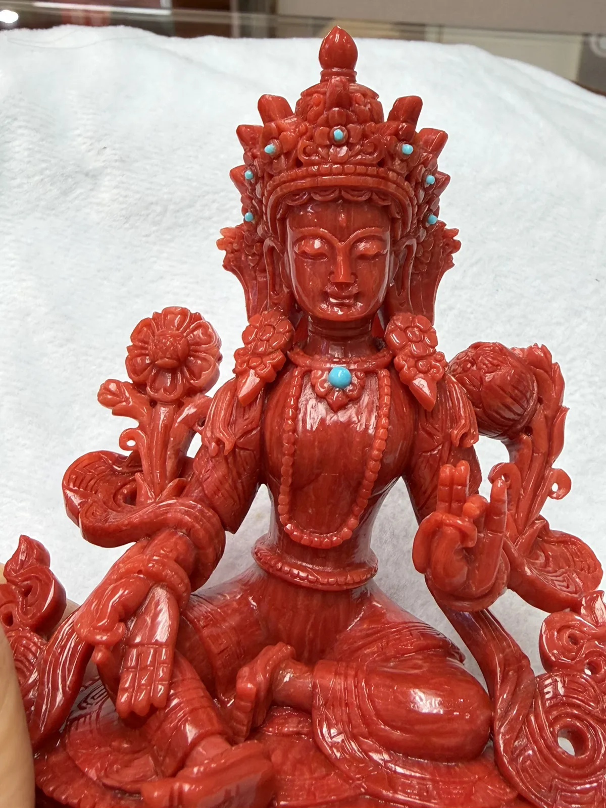 【天然红珊瑚拼接绿镀母中号摆件】意大利产地，沙丁珊瑚料，深红颜色，釆用台湾拼接手工工艺，精雕细镂，底部有开孔可藏经文，手工工序复杂，高约108mm，宽约86mm，厚49mm，重量141.2克。天然美松点缀！可手持红珊瑚沙丁大枝拼接绿镀母。收藏供奉价值高！