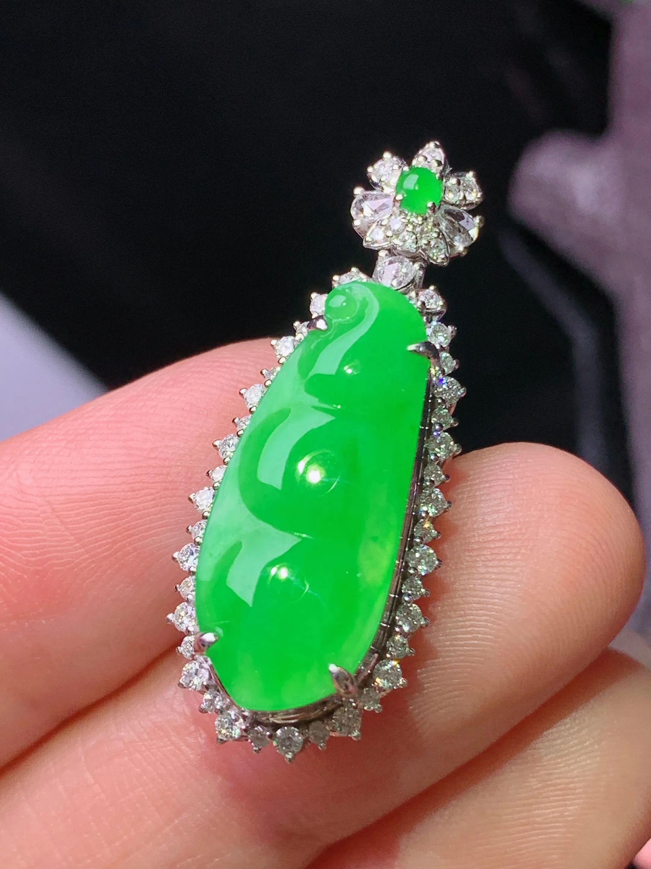 18k金钻镶嵌满绿四季豆吊坠 玉质细腻 水润亮眼 色泽艳丽 整体尺寸32.5*13*10.2