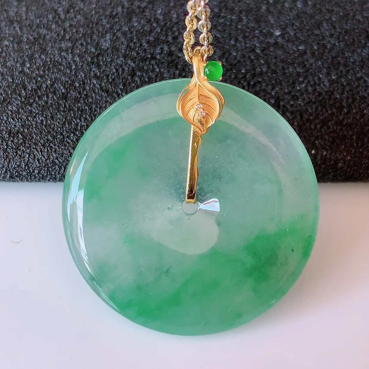 自然光实拍，18K金镶嵌冰种飘花翡翠平安扣吊坠，冰透，灵动飘逸，寓意平平安安，平安扣佩戴端庄漂亮！#41.7整体28*25*5.5裸石25*25