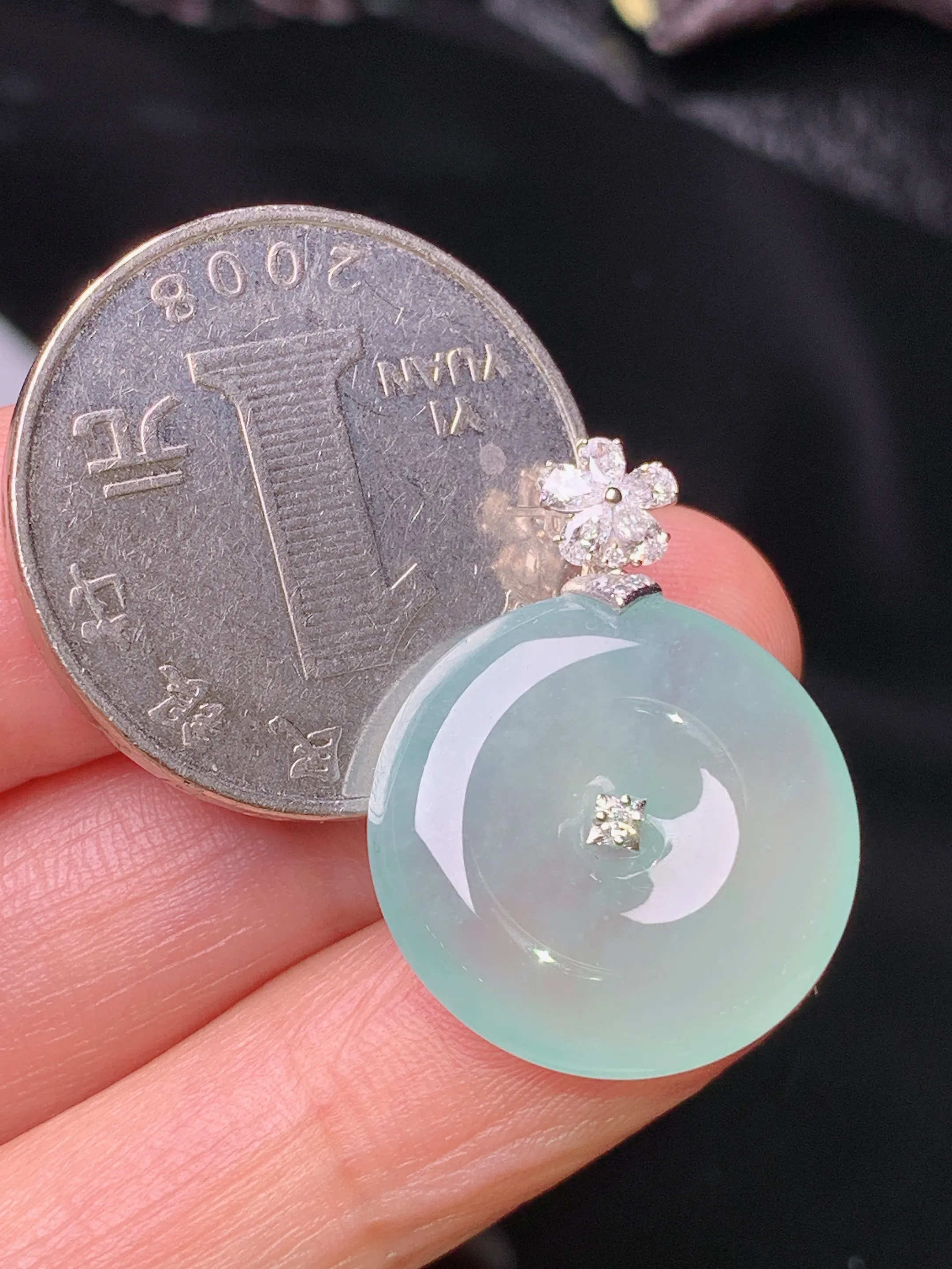 18k金钻镶嵌冰种平安扣吊坠 玉质细腻 水润亮眼 色泽艳丽 整体尺寸25.6*19.3*5