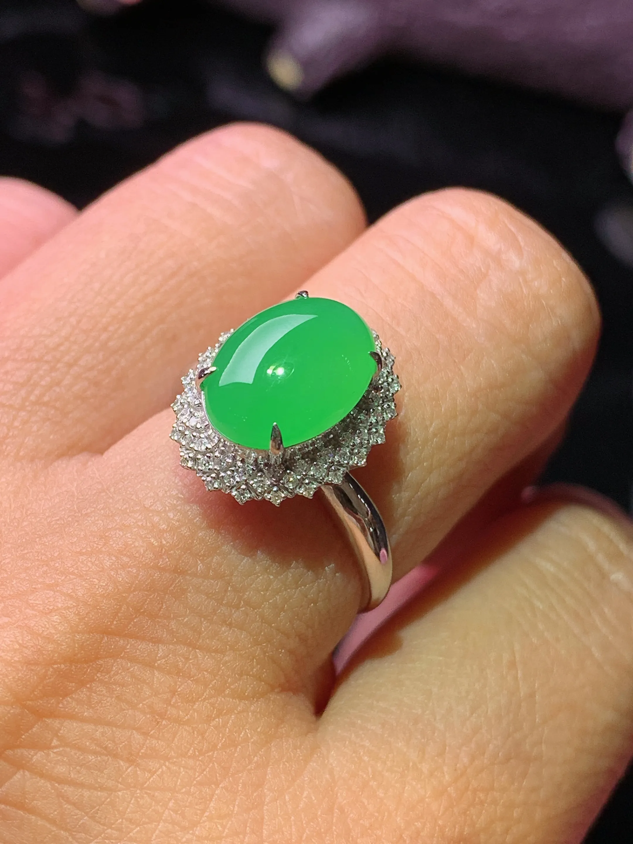 18k金钻镶嵌翠绿蛋面戒指 玉质细腻 水润亮眼 色泽艳丽 圈13.5 整体尺寸14.6*12*9.8