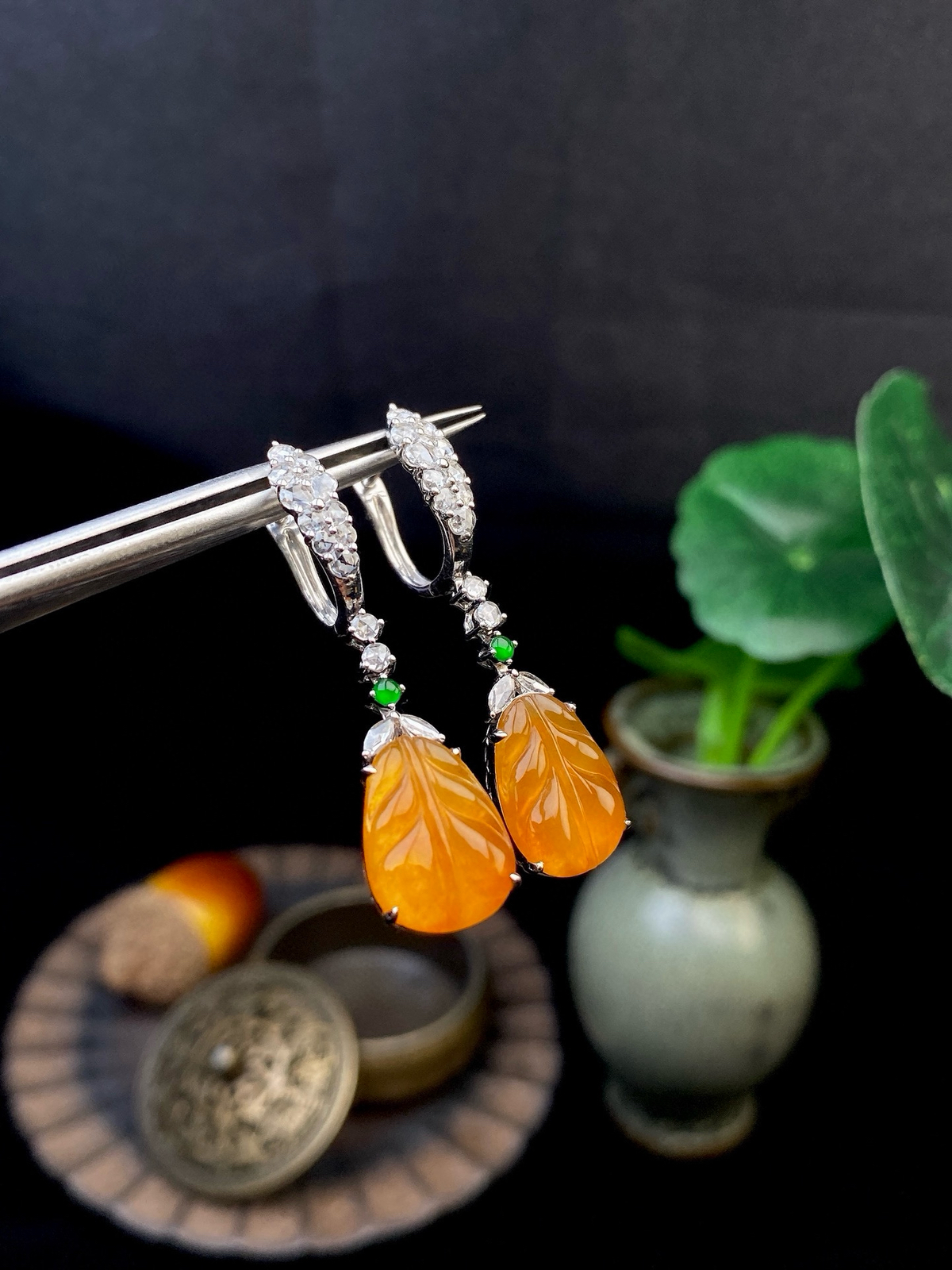 【冰种黄翡树叶耳坠】，金枝玉叶，质地细润，起刚起荧光，18K金钻镶嵌，裸石尺寸12.7*9.5*3毫米