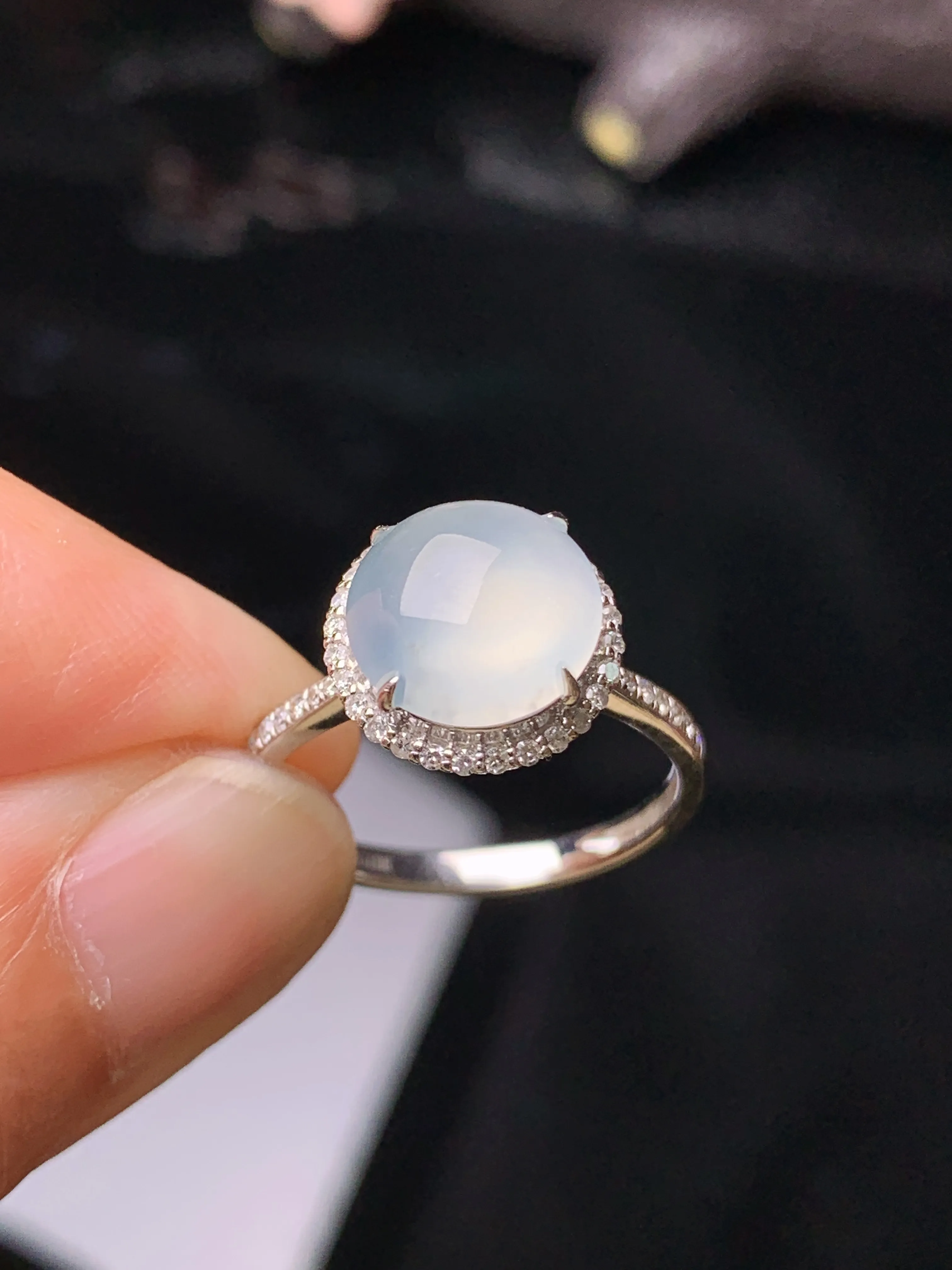 18k金钻镶嵌冰种蛋面戒指 玉质细腻 水润亮眼 色泽艳丽 圈口14 整体尺寸11*8.8