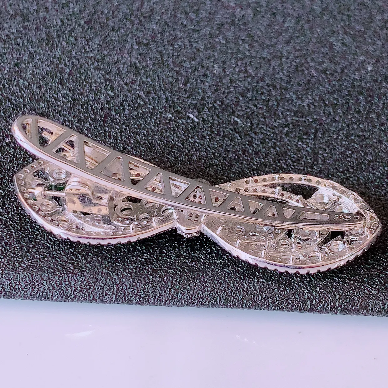 冰透满绿翡翠925银镶胸针，自然光实拍，翠色灵动，颜色漂亮，种老水足，品相佳，佩戴佳品！#97.7整体48.5*16-12取一裸石2.8*2.8