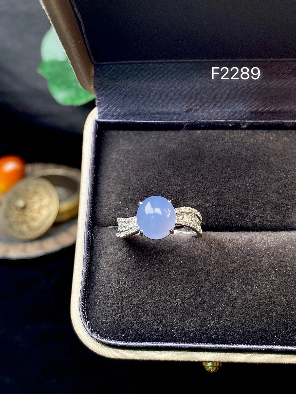 【冰种紫蛋面戒指】质地细腻，饱满度很好，晶莹剔透，18k金钻镶嵌，裸石尺寸8.9*7.9*4.6毫米