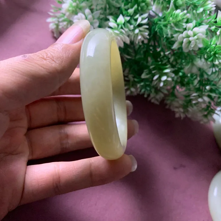 和田玉55黄口料手镯，圈口55宽13玉质细腻油润 底色纯净 脂粉好，品质高。