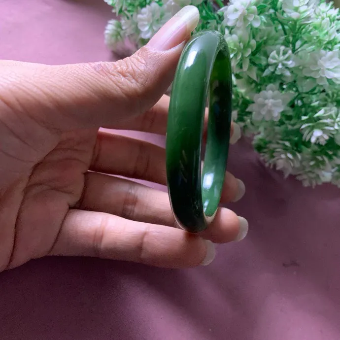 套装，58.5圈口和田玉碧玉菠菜绿手镯加菠菜绿项链套装，【挽间柔情】，镯型古朴典雅。在诗情画意的雨巷相遇，你是我腕间的一抹风情，有你眸有深情.清风荡漾湖间静水，我愿俯身低眉，在烟波涟漪处寻你。规格58.5项链规格10