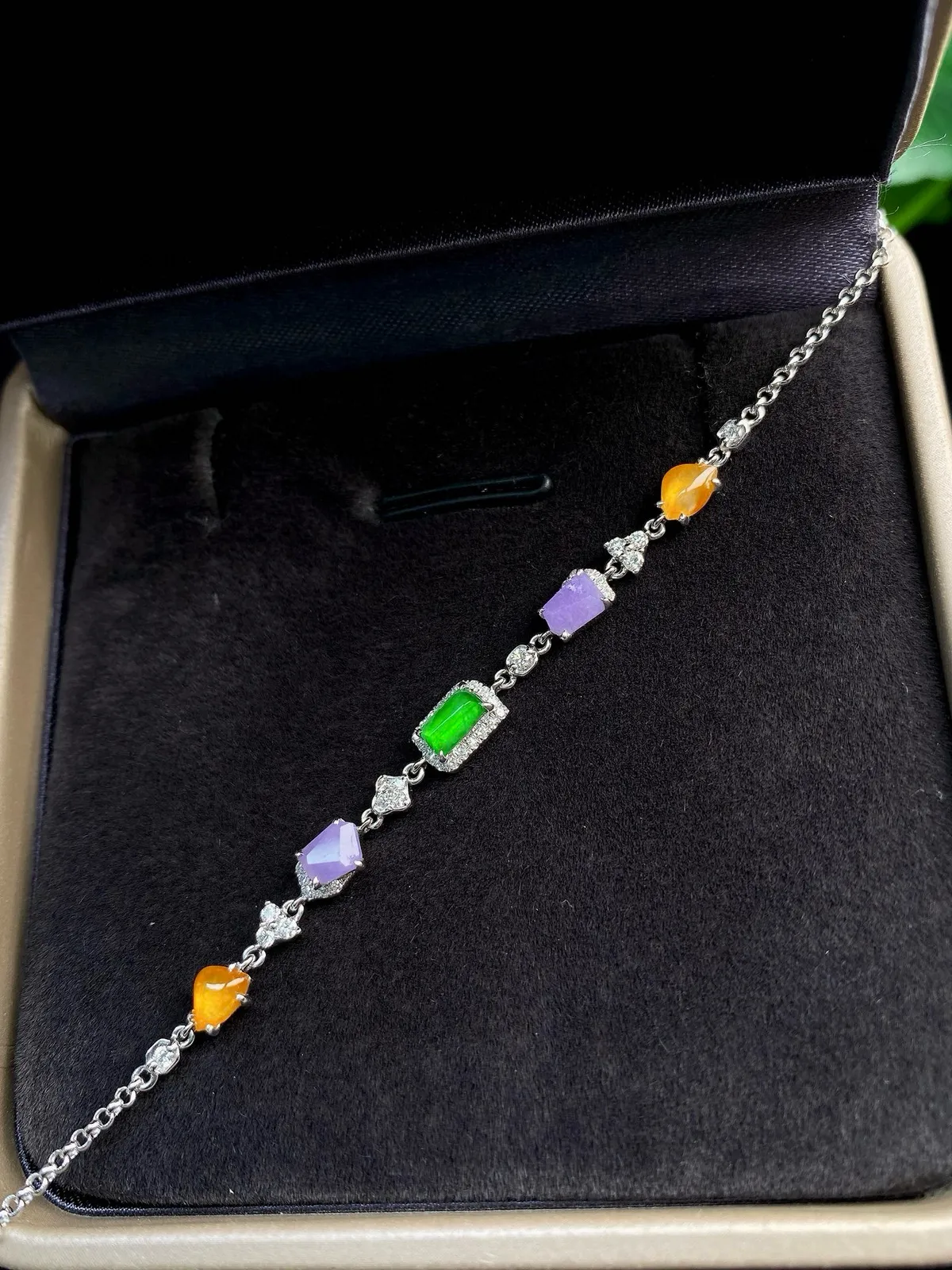 【冰种绿方无事牌镶嵌手链】颗颗冰透，饱满圆润，光泽闪耀，流行款，18K金搭配，裸石尺寸5*2.8*2.6毫米，总长185