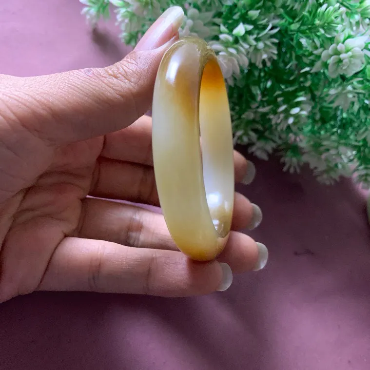 土豪款，蜜糖色，55圈口和田玉且末糖料宽条手镯【挽间柔情】，镯型古朴典雅。在诗情画意的雨巷相遇，你是我腕间的一抹风情，有你眸有深情.清风荡漾湖间静水，我愿俯身低眉，在烟波涟漪处寻你