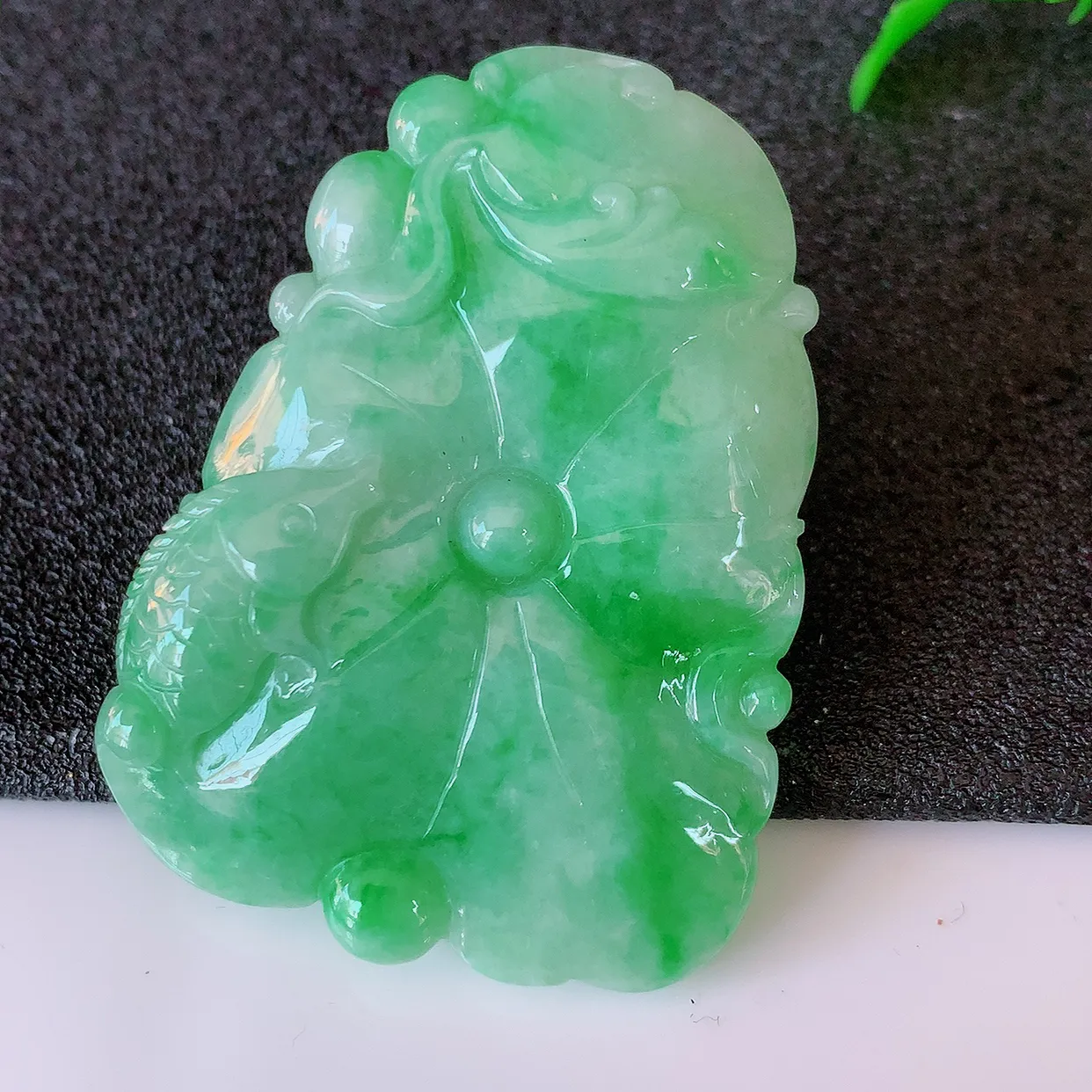 自然光实拍，冰飘绿翡翠荷叶鱼、和和美美玉坠，财源广进，自然隐逸、荷本是素不着尘之物，有和美之寓意。#05.7