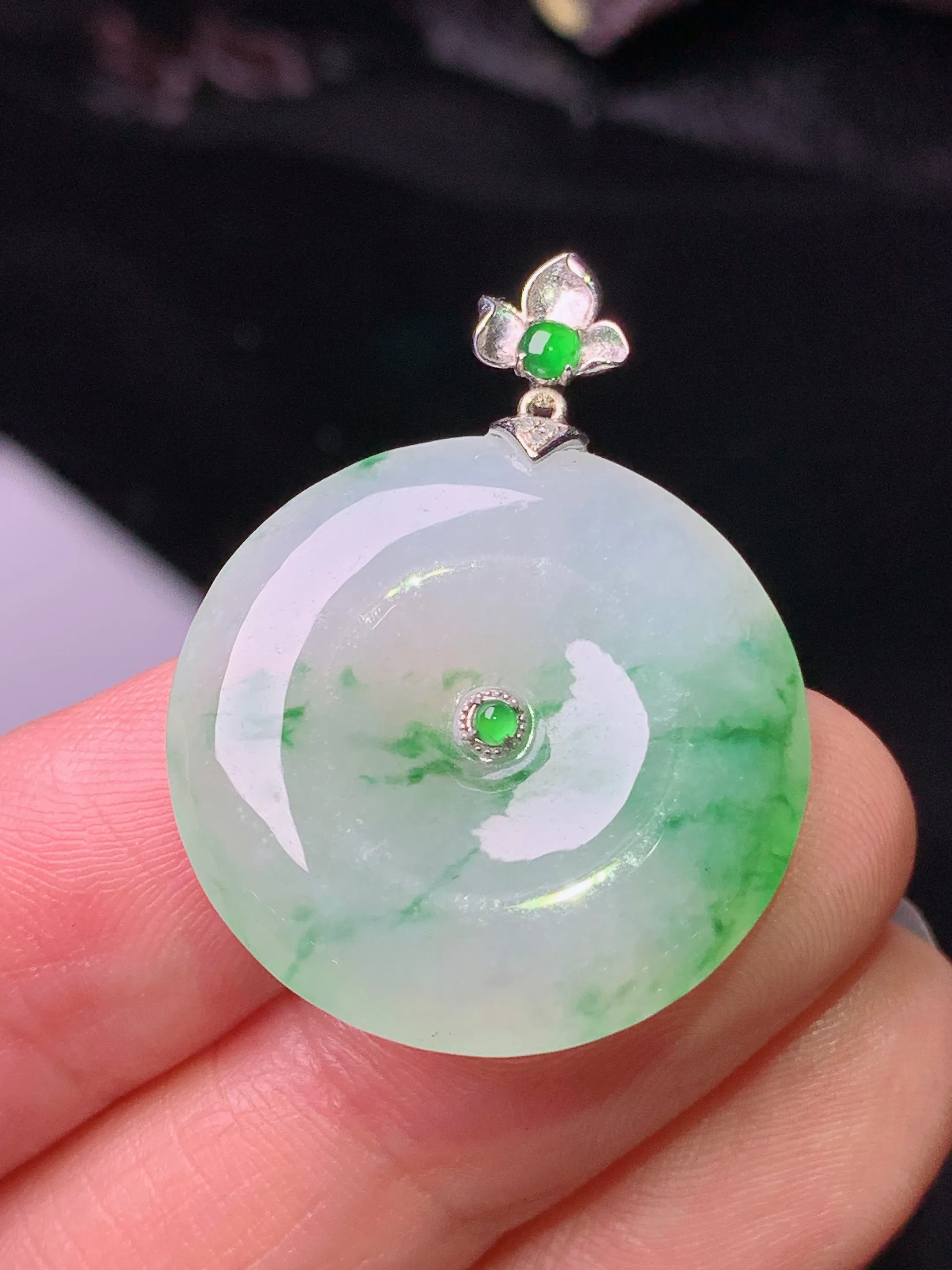 18k金镶嵌飘绿平安扣吊坠 玉质细腻 水润亮眼 色泽艳丽 整体尺寸31.2*23.8*4.8