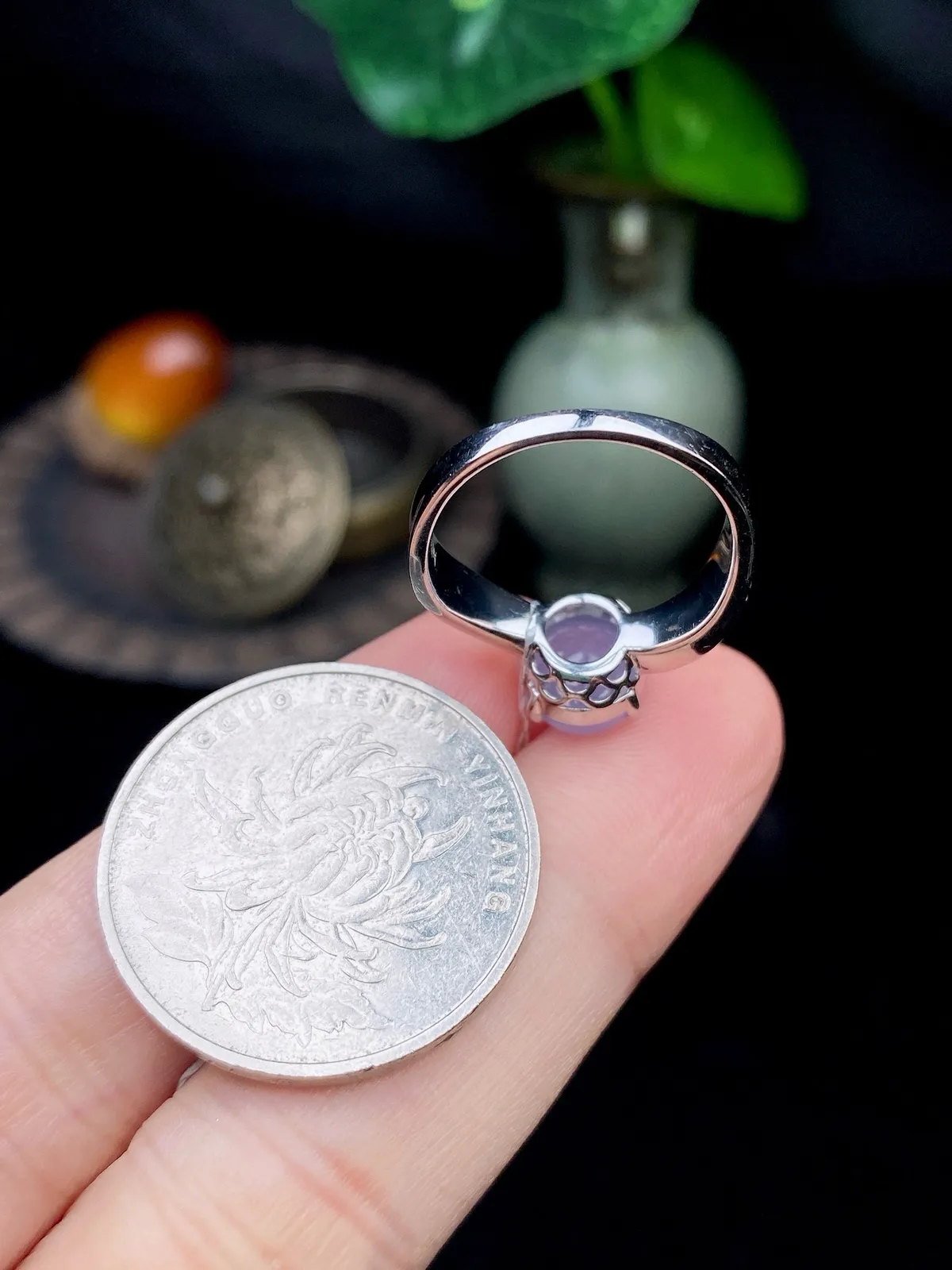 【冰种紫蛋面戒指】质地细腻，饱满度很好，晶莹剔透，18k金钻镶嵌，裸石尺寸8.9*7.9*4.6毫米