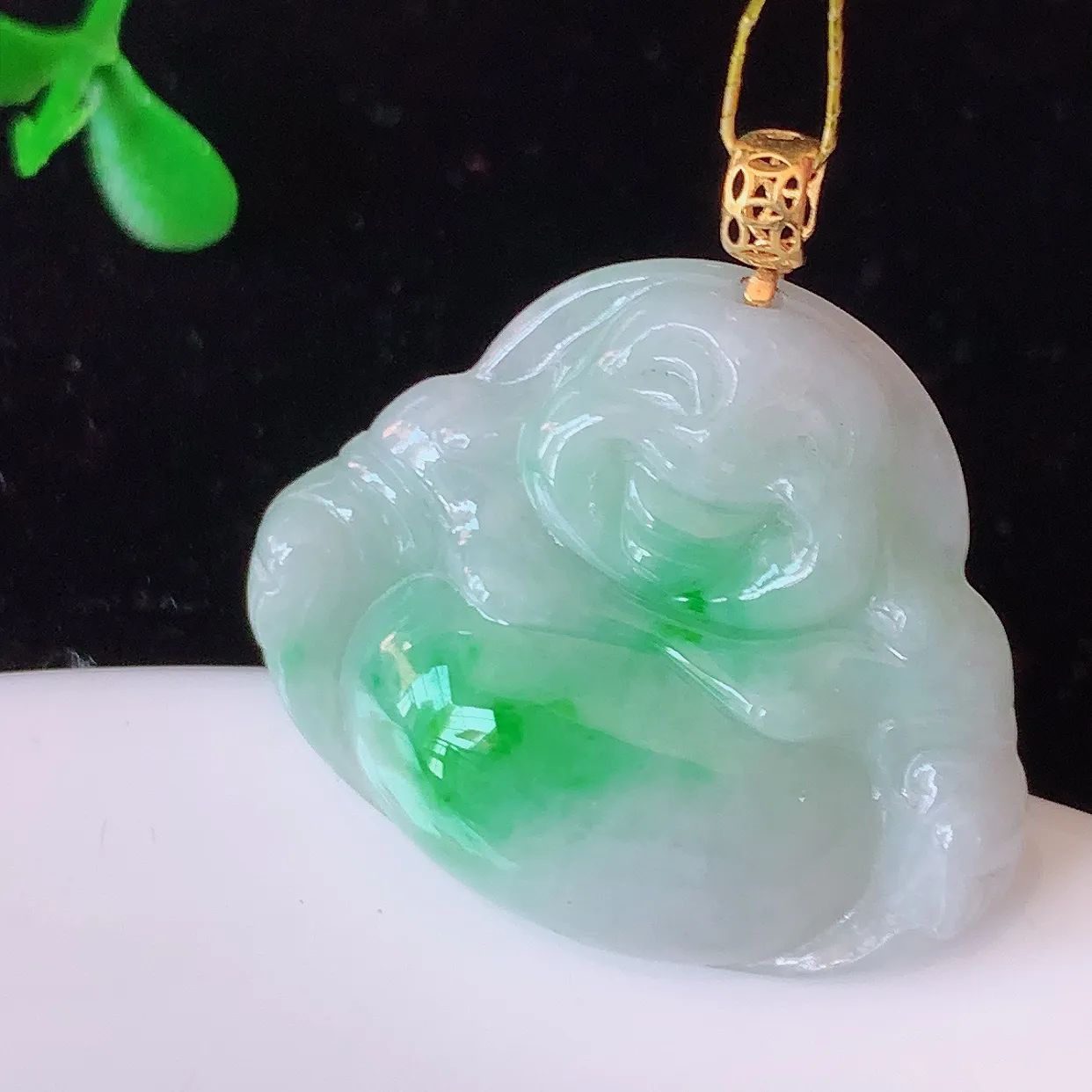 18k金镶嵌冰润飘绿翡翠佛公吊坠，款式新颖，佩戴效果时尚出众，尽显气质，水润精细，美感十足。#35.7