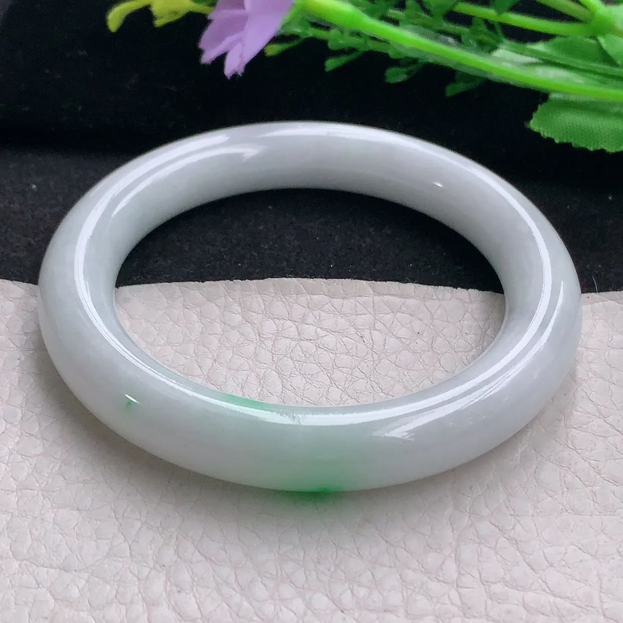 xx自然光56*11*10.5美人镯 翡翠a货玉手镯白底青圆条珠宝玉手环