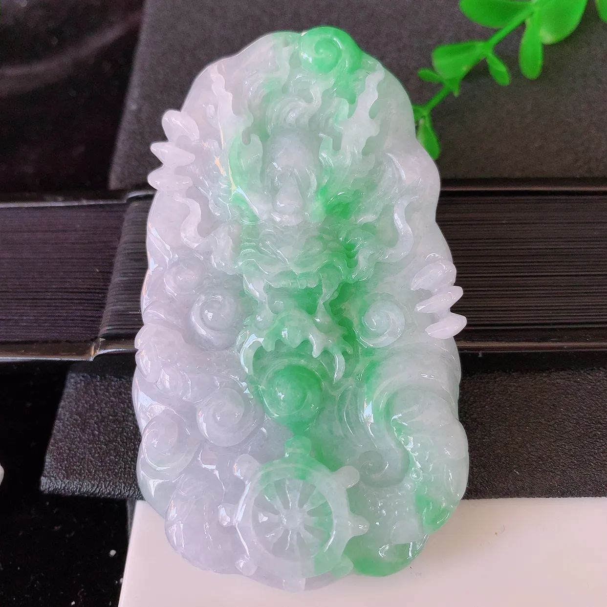 自然光实拍，精雕飘绿翡翠龙牌吊坠，龙行天下，雕工立体精湛，翡翠龙牌，种老水足，配戴霸气时尚，值得收藏!#39.7