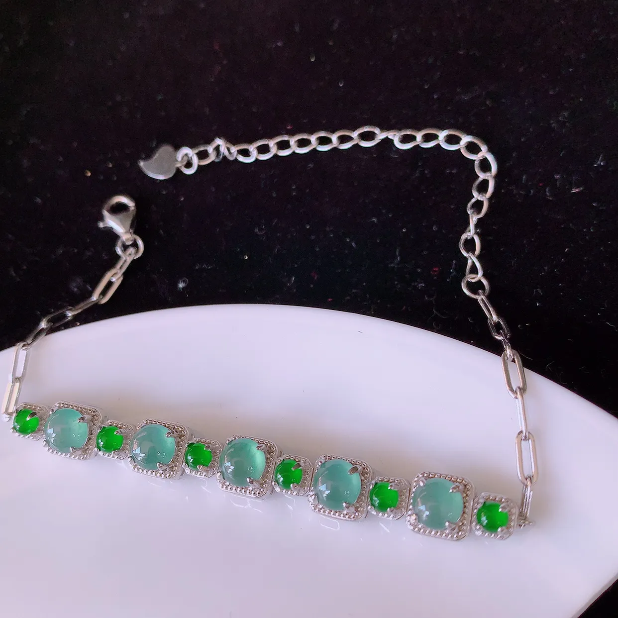 冰透满绿翡翠925银镶嵌手链，自然光实拍，翠色灵动，颜色漂亮，种老水足，品相佳，佩戴佳品！#97.7取一整体6.5*6*5.6裸石5*5