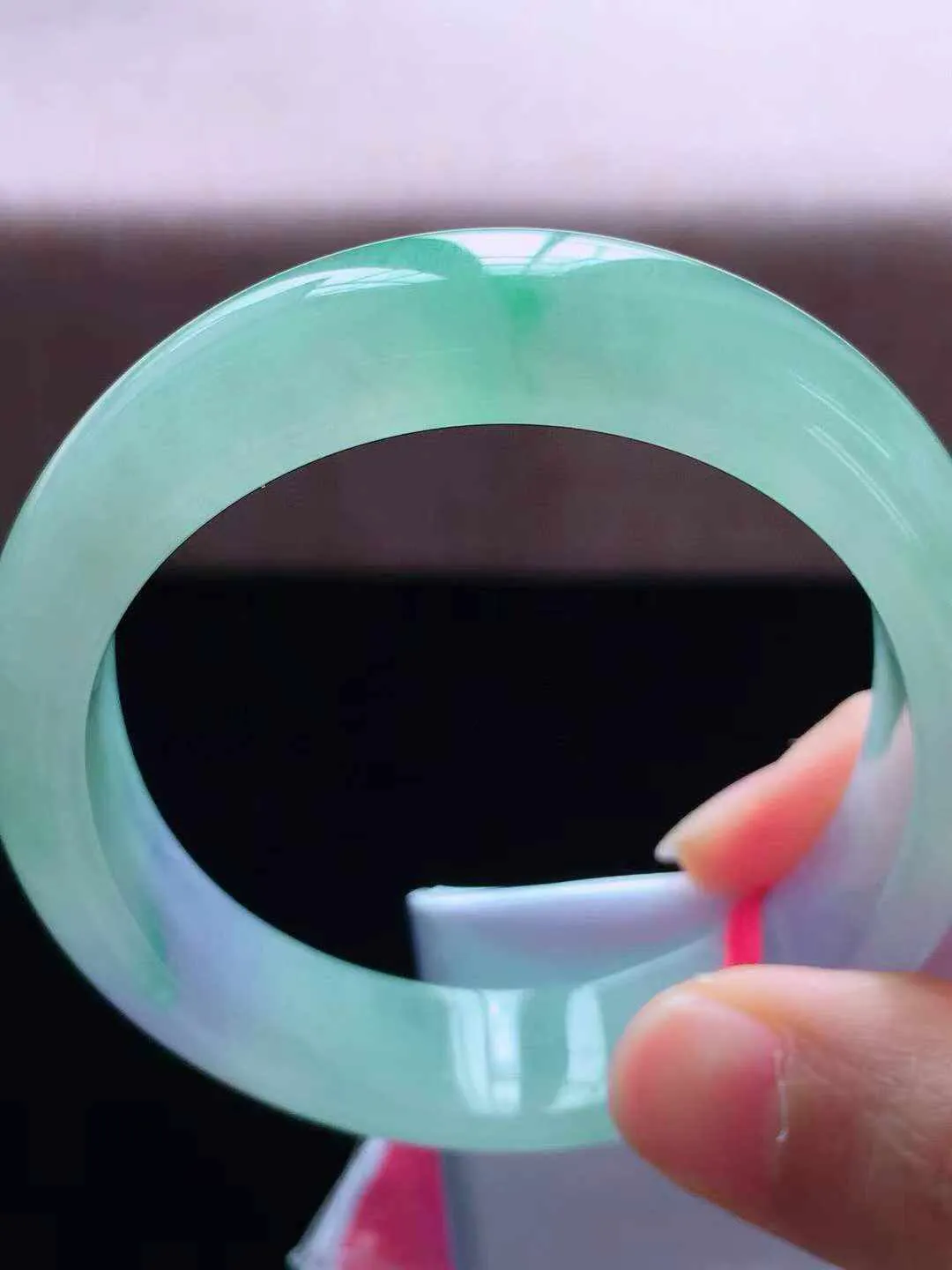 【翡翠名称】老种冰春彩56圈口贵妃翡翠手镯
【翡翠尺寸】56*48.2*12.5*7.2mm适合53-54.5正圈口佩戴
【翡翠描述】缅甸天然翡翠A货，种老水足，玉质细腻，色泽靓丽，性价比高，佩戴效果好！