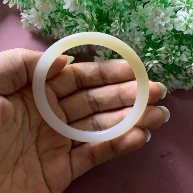 55圈口和田玉且末糖料手镯，蜜糖色手镯，【挽间柔情】，镯型古朴典雅。在诗情画意的雨巷相遇，你是我腕间