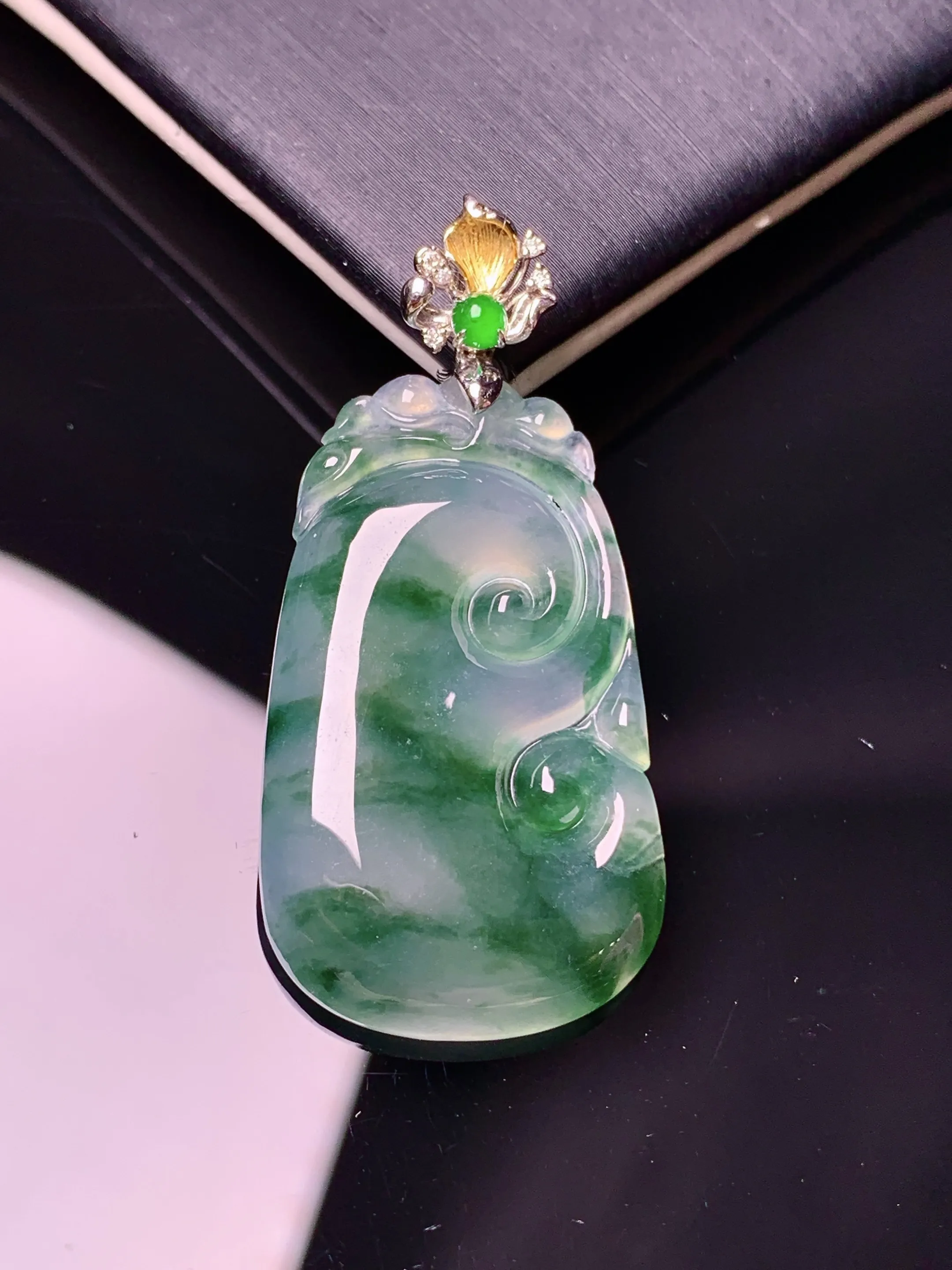 18k金钻镶嵌飘绿如意吊坠 玉质细腻 水润亮眼 色泽艳丽 整体尺寸41.8*20*4.3