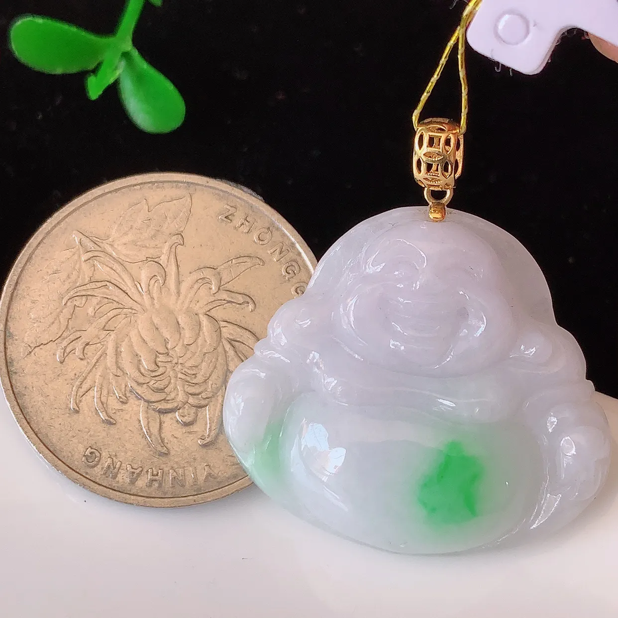 18k金镶嵌冰润飘阳绿翡翠佛公吊坠，款式新颖，佩戴效果时尚出众，尽显气质，水润精细，美感十足。#35.7