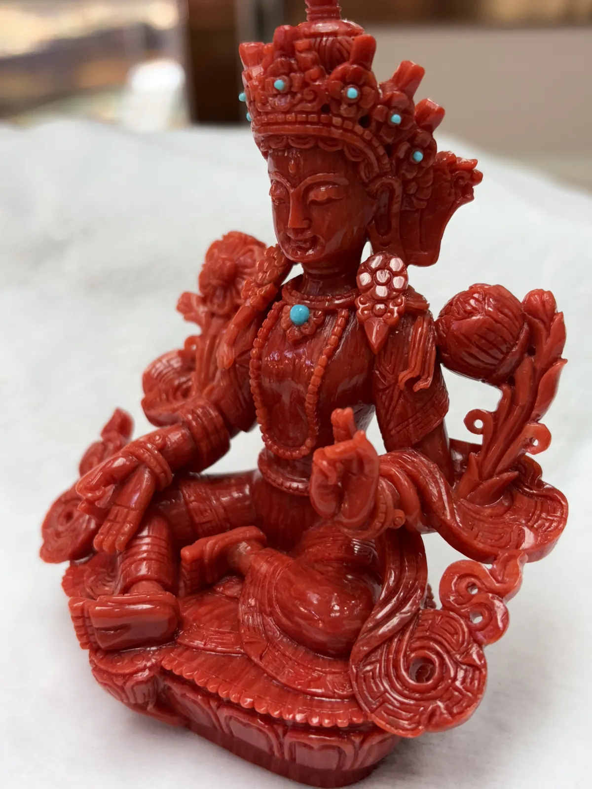 【天然红珊瑚拼接绿镀母中号摆件】意大利产地，沙丁珊瑚料，深红颜色，釆用台湾拼接手工工艺，精雕细镂，底部有开孔可藏经文，手工工序复杂，高约108mm，宽约86mm，厚49mm，重量141.2克。天然美松点缀！可手持红珊瑚沙丁大枝拼接绿镀母。收藏供奉价值高！